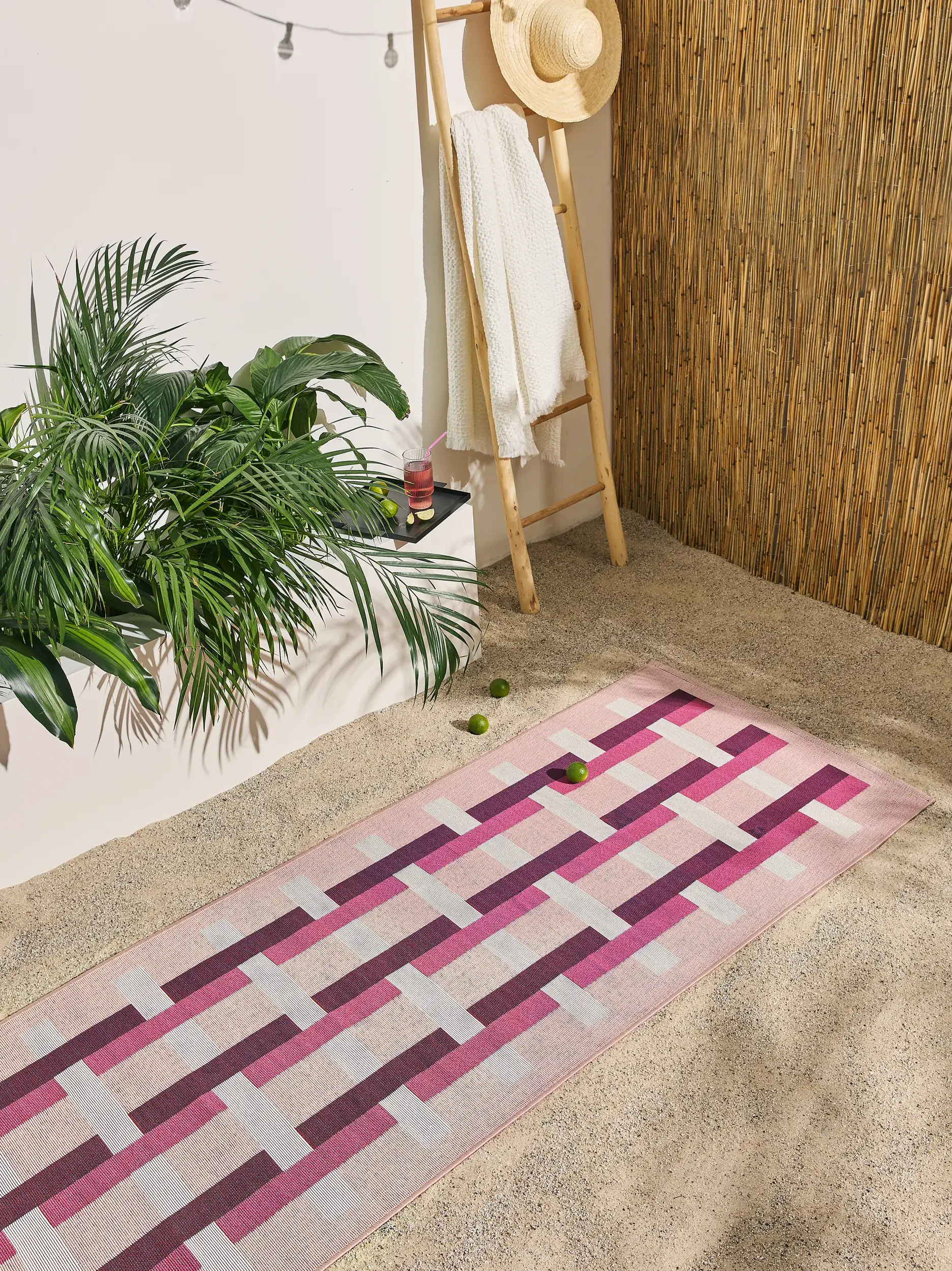 Teppich aus 76% Polypropylen, 23% Polyester, 1% Latex in Rosa mit 76% Polypropylen, 23% Polyester, 1% Latex hohem Flor von benuta Pop