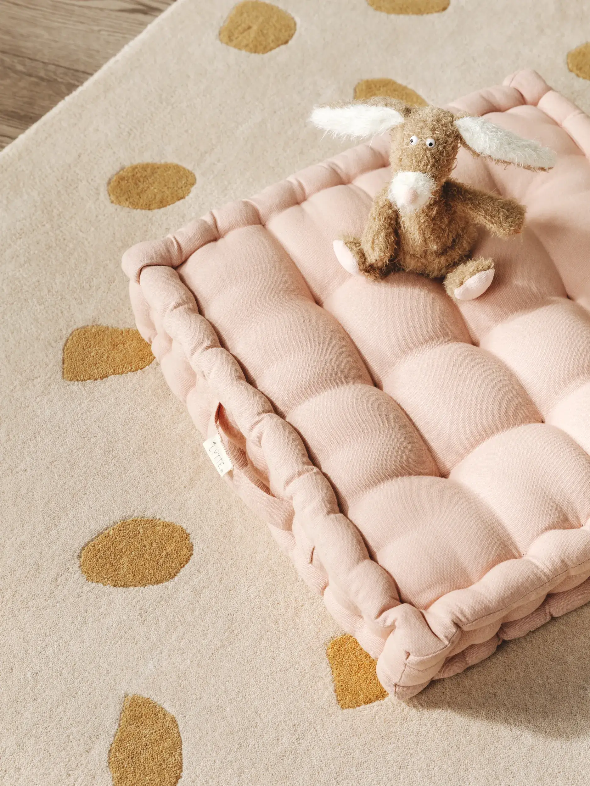 Cojín de suelo Bene Rosa con diseño de Sólido en 100% Algodón de Lytte