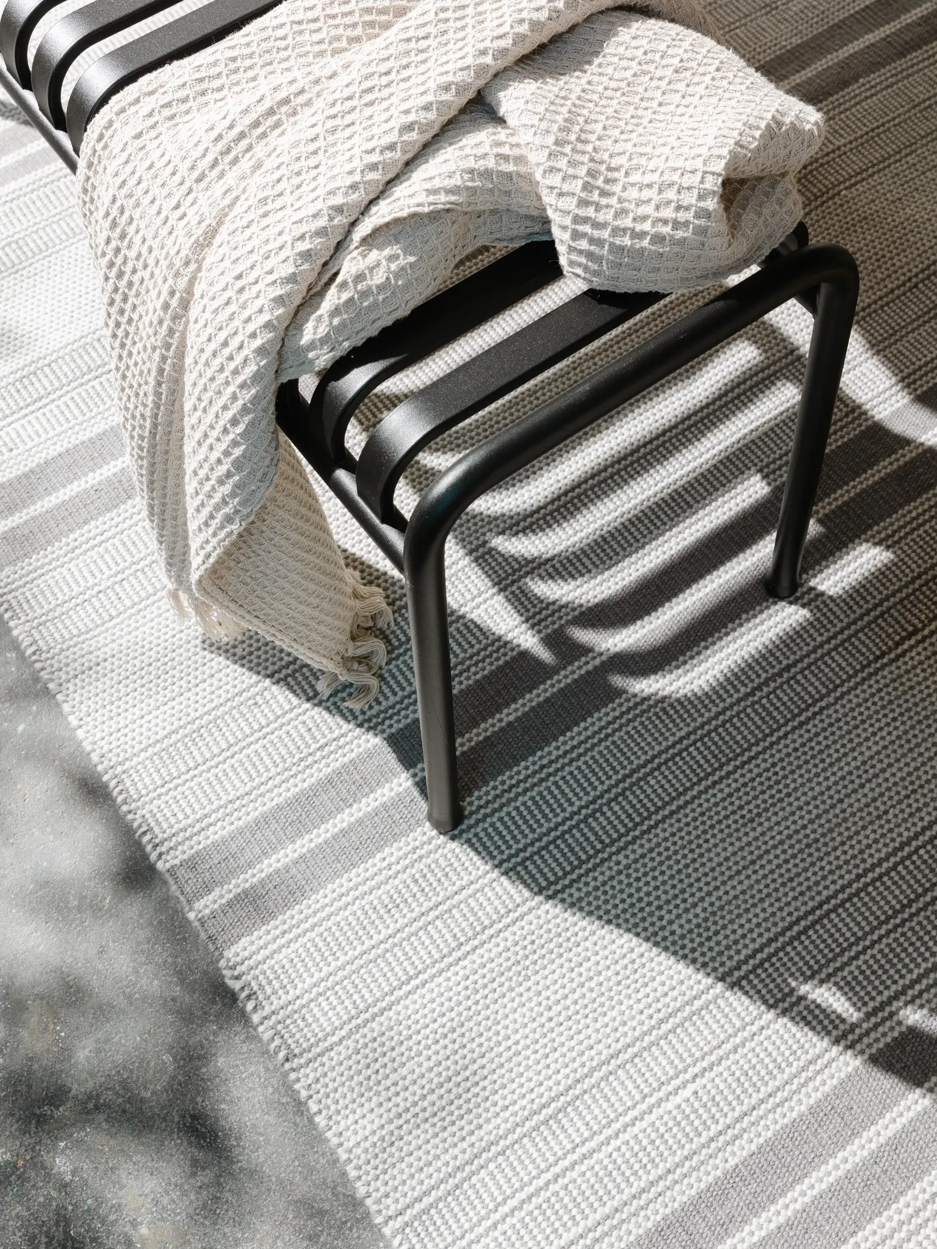 Tæppe af 100% Polyester (genanvendt PET) i Grå med 100% Polyester (genanvendt PET) høj luv fra benuta nest