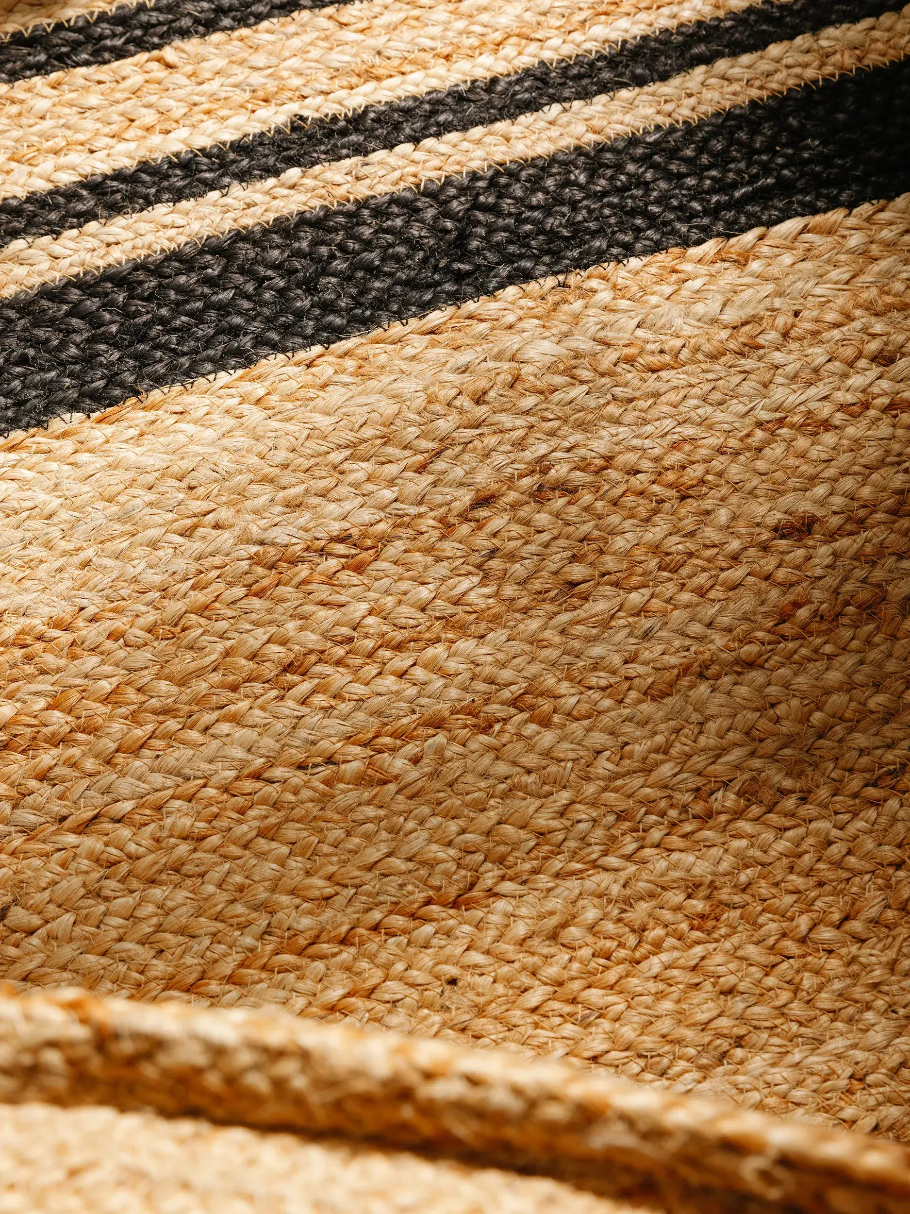 Teppich aus 100% Jute in Schwarz mit 100% Jute hohem Flor von benuta Pure