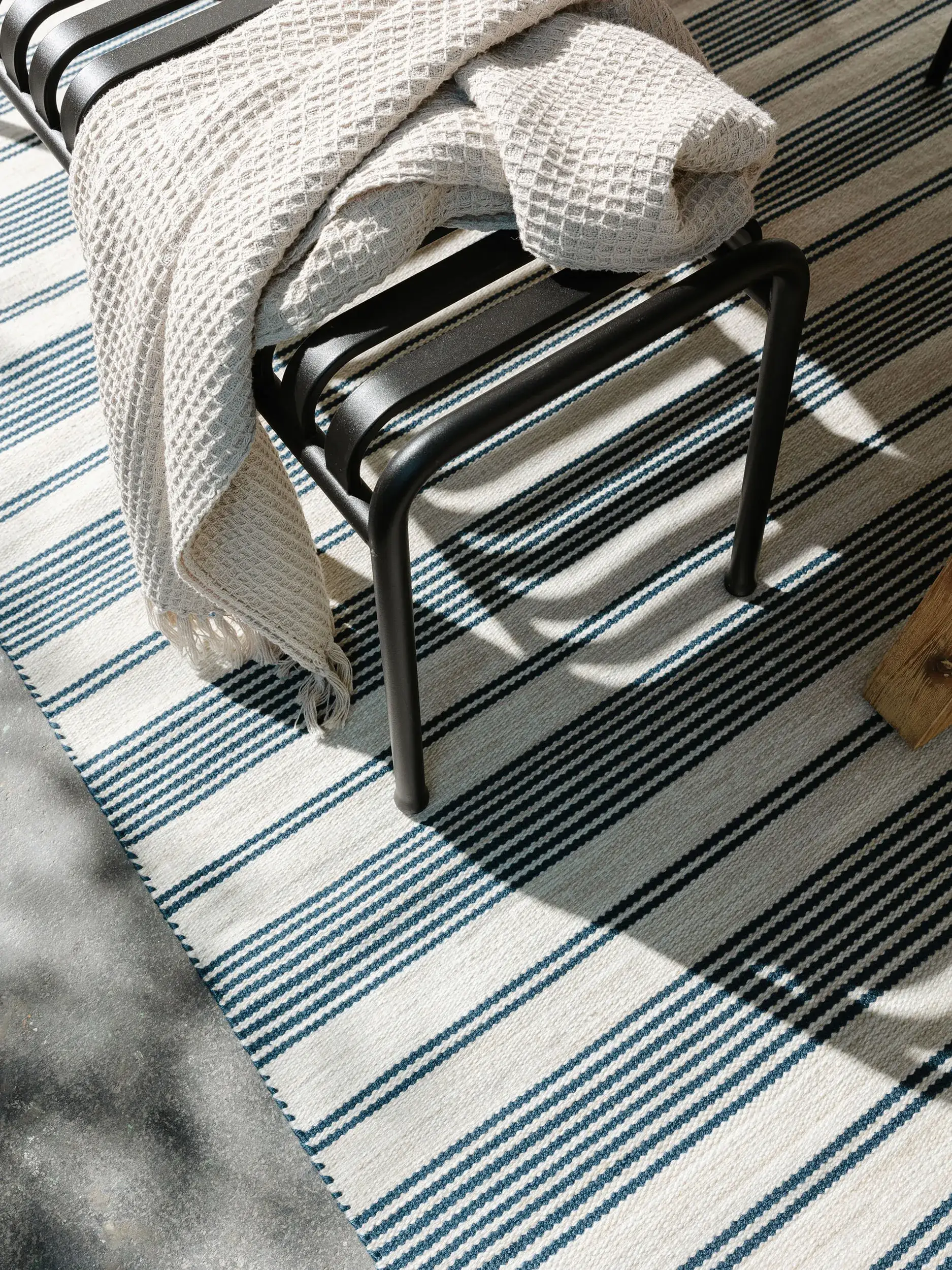 Tappeto Rida di 100% Poliestere (30% riciclato) in Azzurro di benuta nest