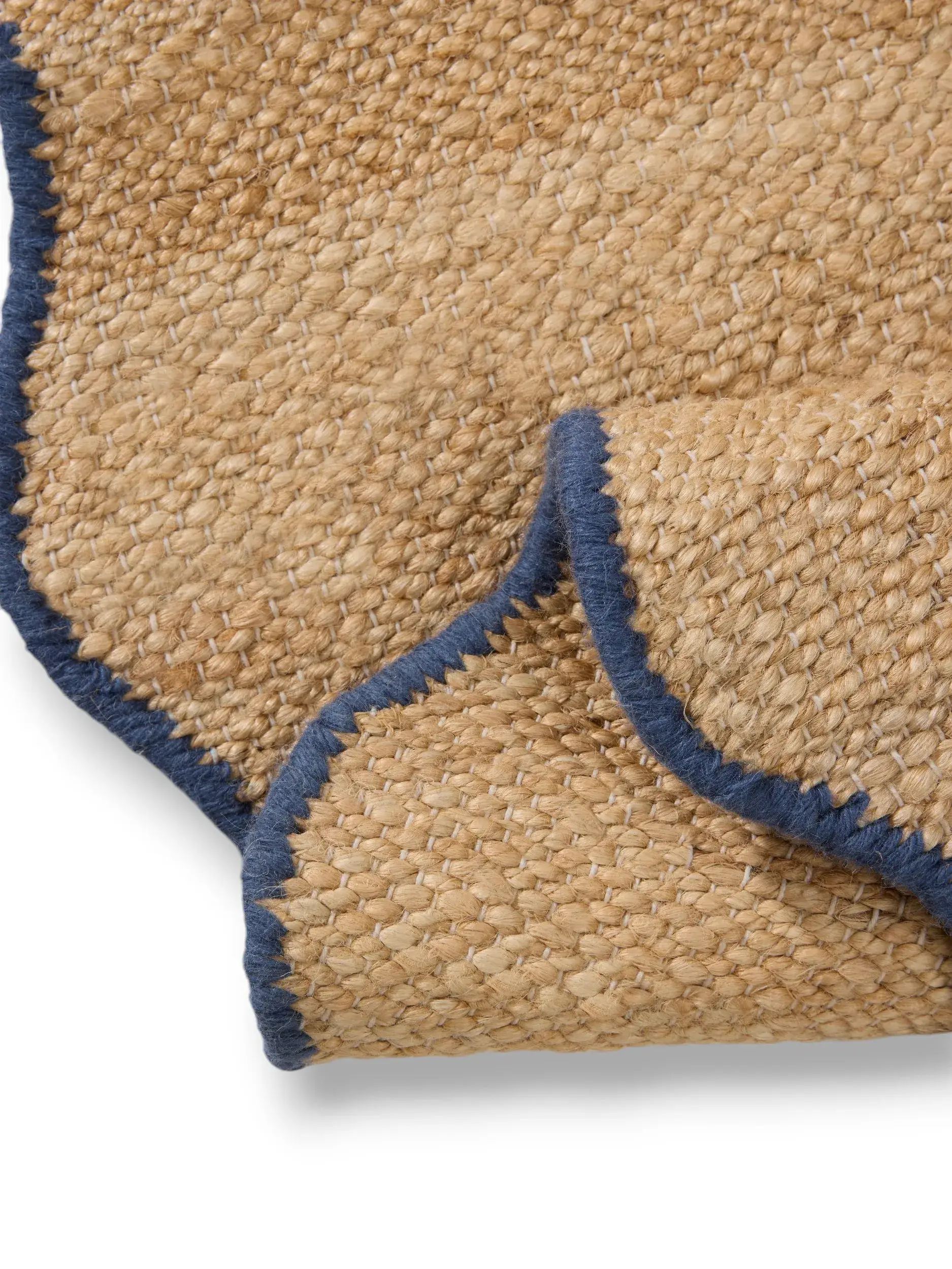 Alfombra de 91% Yute, 4% Algodón, 3% Lana, 2% Poliéster en Azul con un pelo de {{Placeholder_Pile Height}} de altura de benuta POP