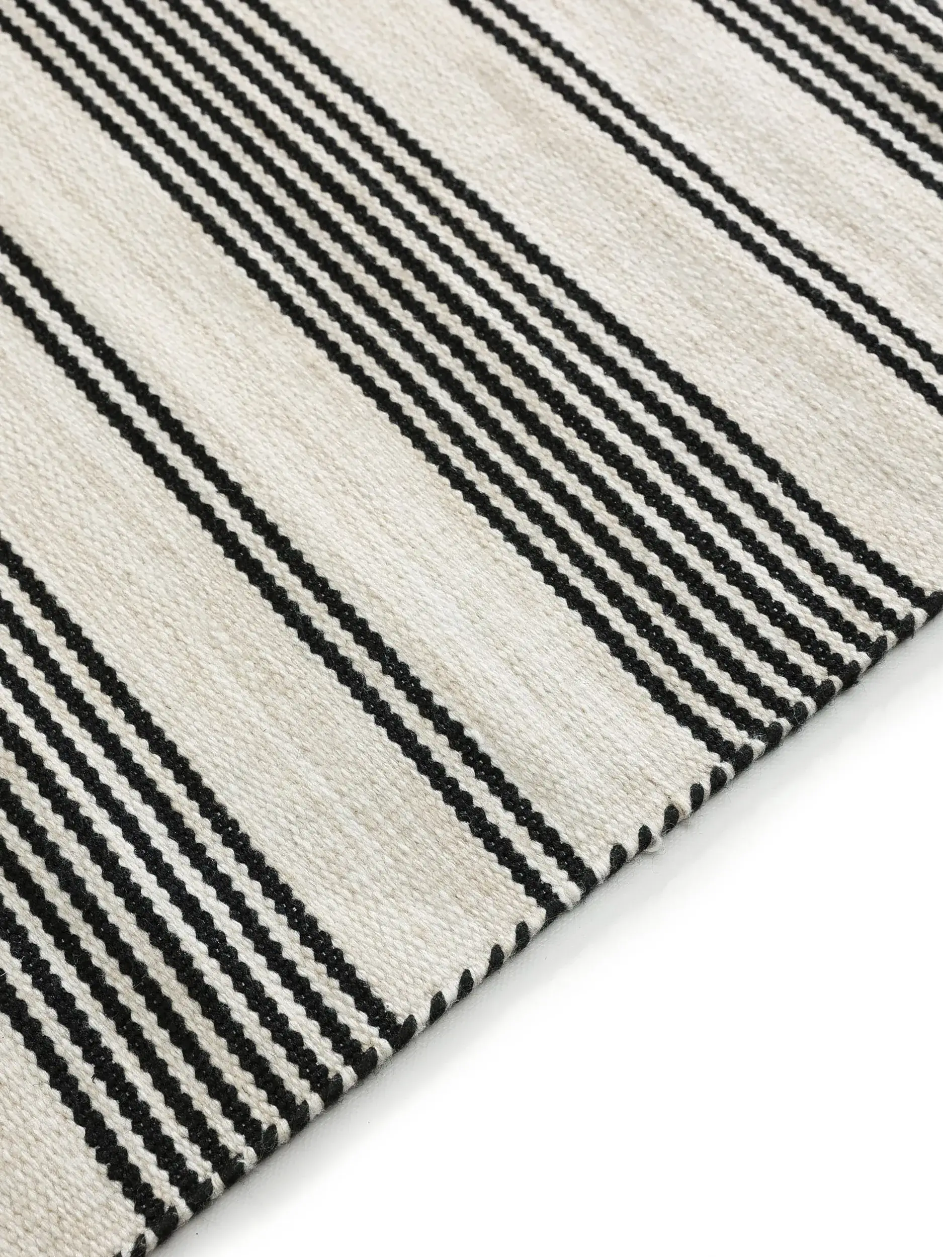 Teppich Rida aus 100% Polyester (recyceltes PET) in Schwarz von benuta Nest