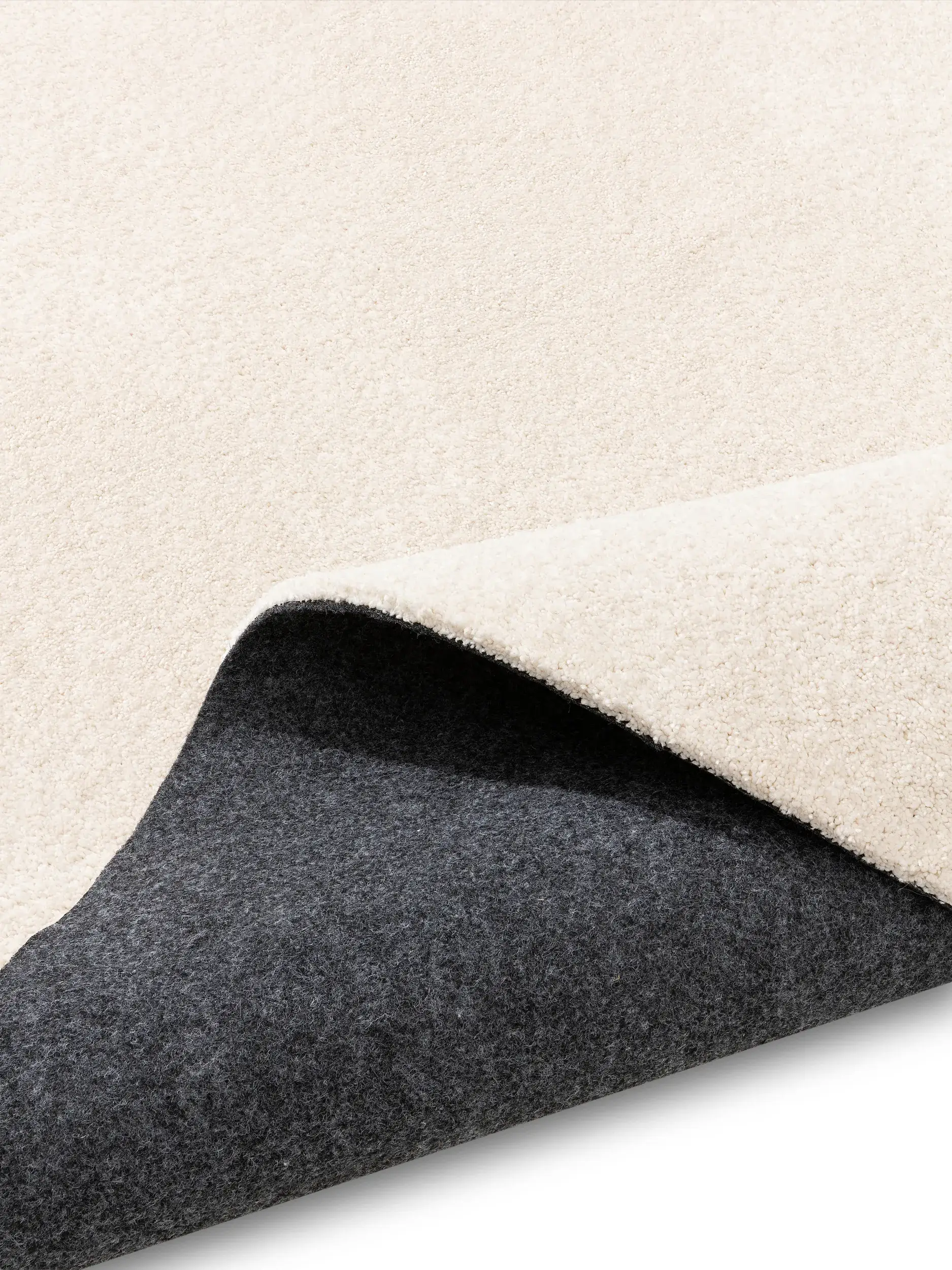Teppich aus 100% Polyester (30% recycelt) in Weiß mit 100% Polyester (30% recycelt) hohem Flor von benuta Nest