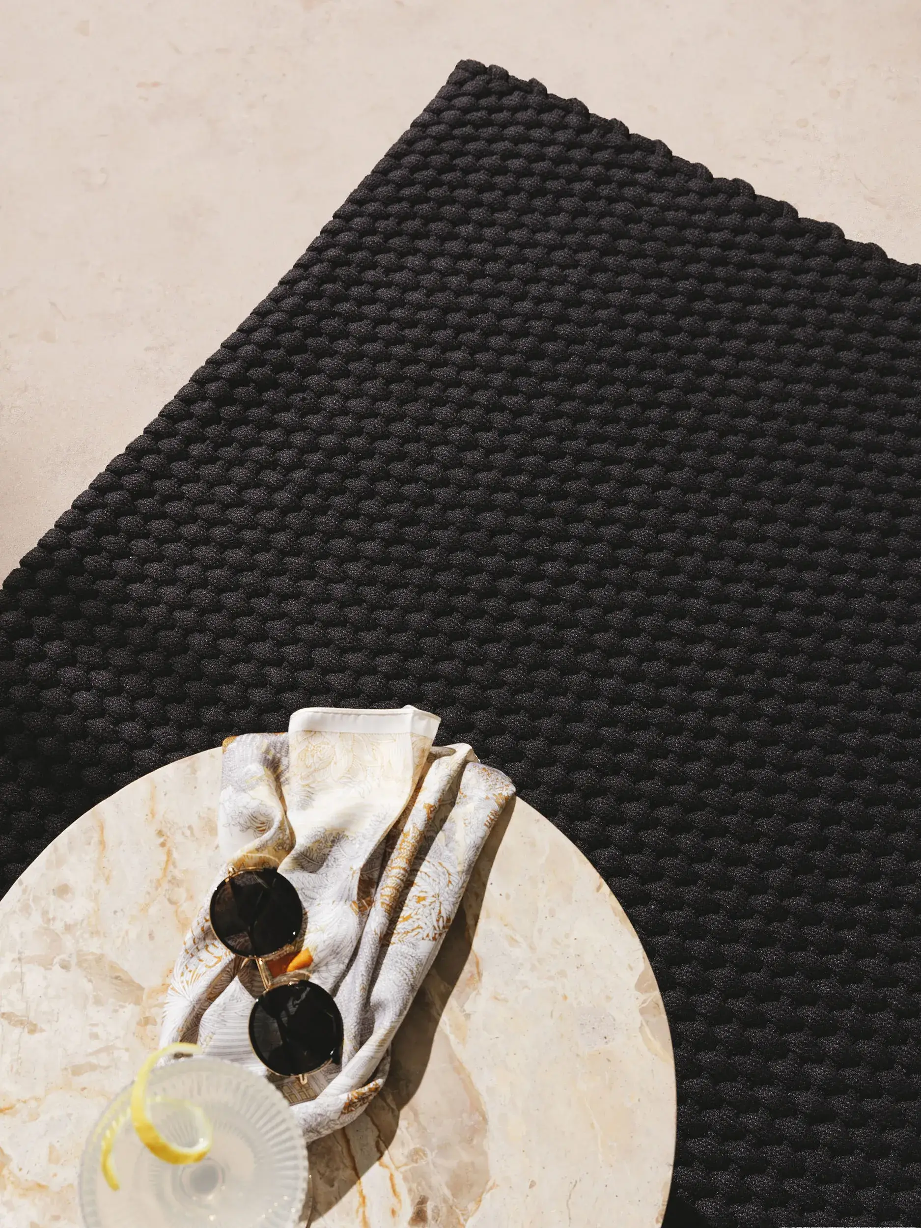 Tappeto di 100% Poliestere (PET riciclato) in Nero con pelo alto 100% Poliestere (PET riciclato) da benuta Finest