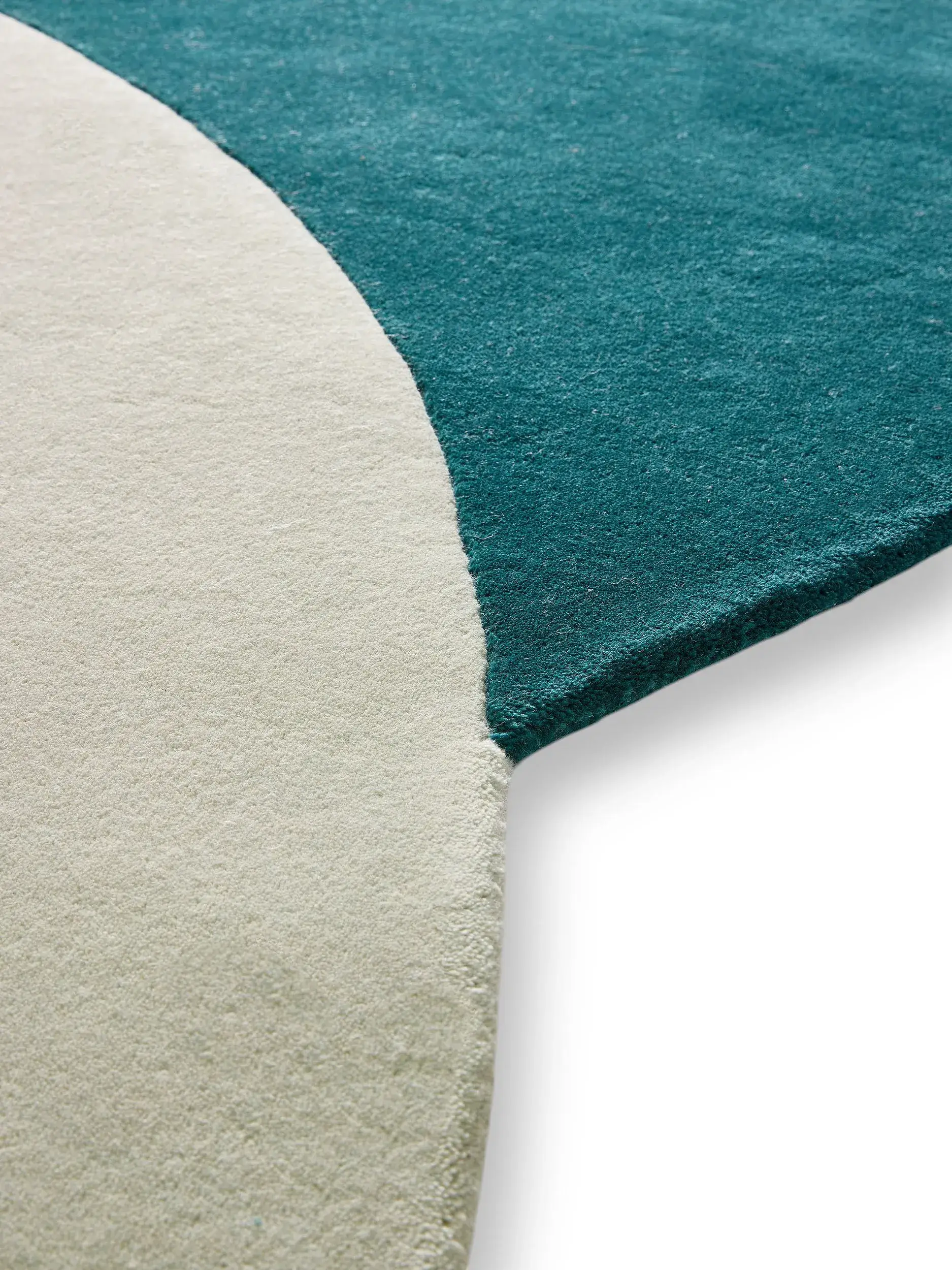 Rug made of 97% Wool, 3% Lyocell (TENCEL™) in Green with a 97% Wool, 3% Lyocell (TENCEL™) high pile by benuta Finest