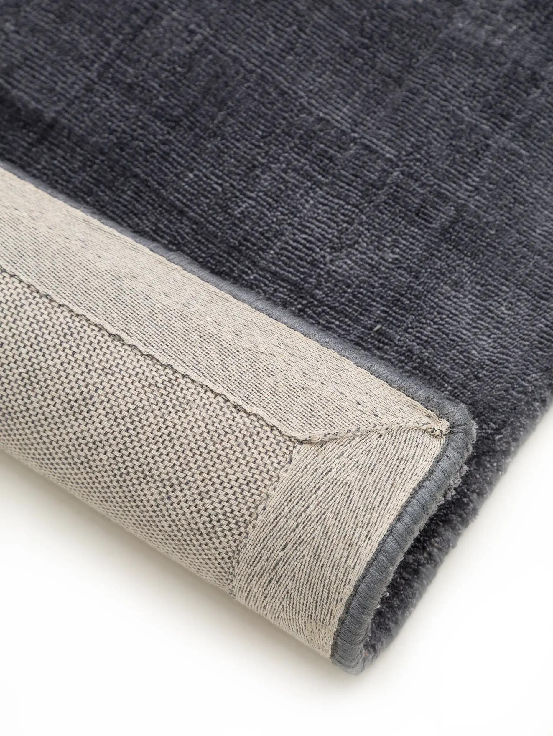 Vloerkleed Nela van 100% Viscose in Grijs van benuta pure