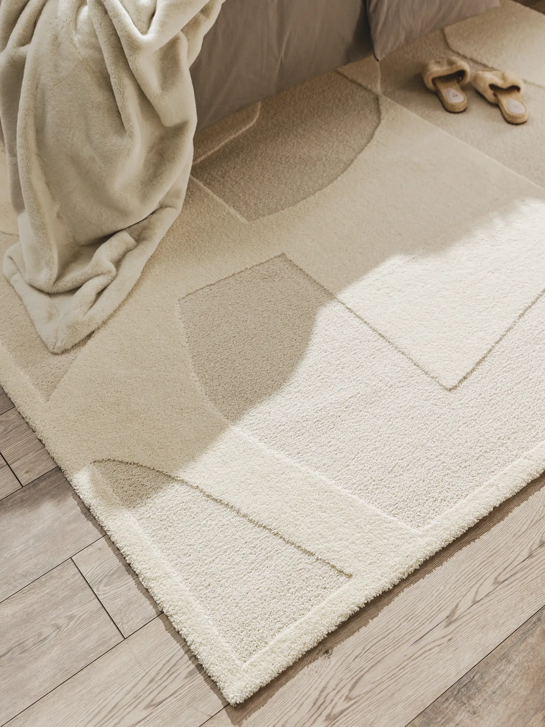Teppich aus 60% Polypropylen, 40% Polyester in Beige mit 60% Polypropylen, 40% Polyester hohem Flor von benuta Nest
