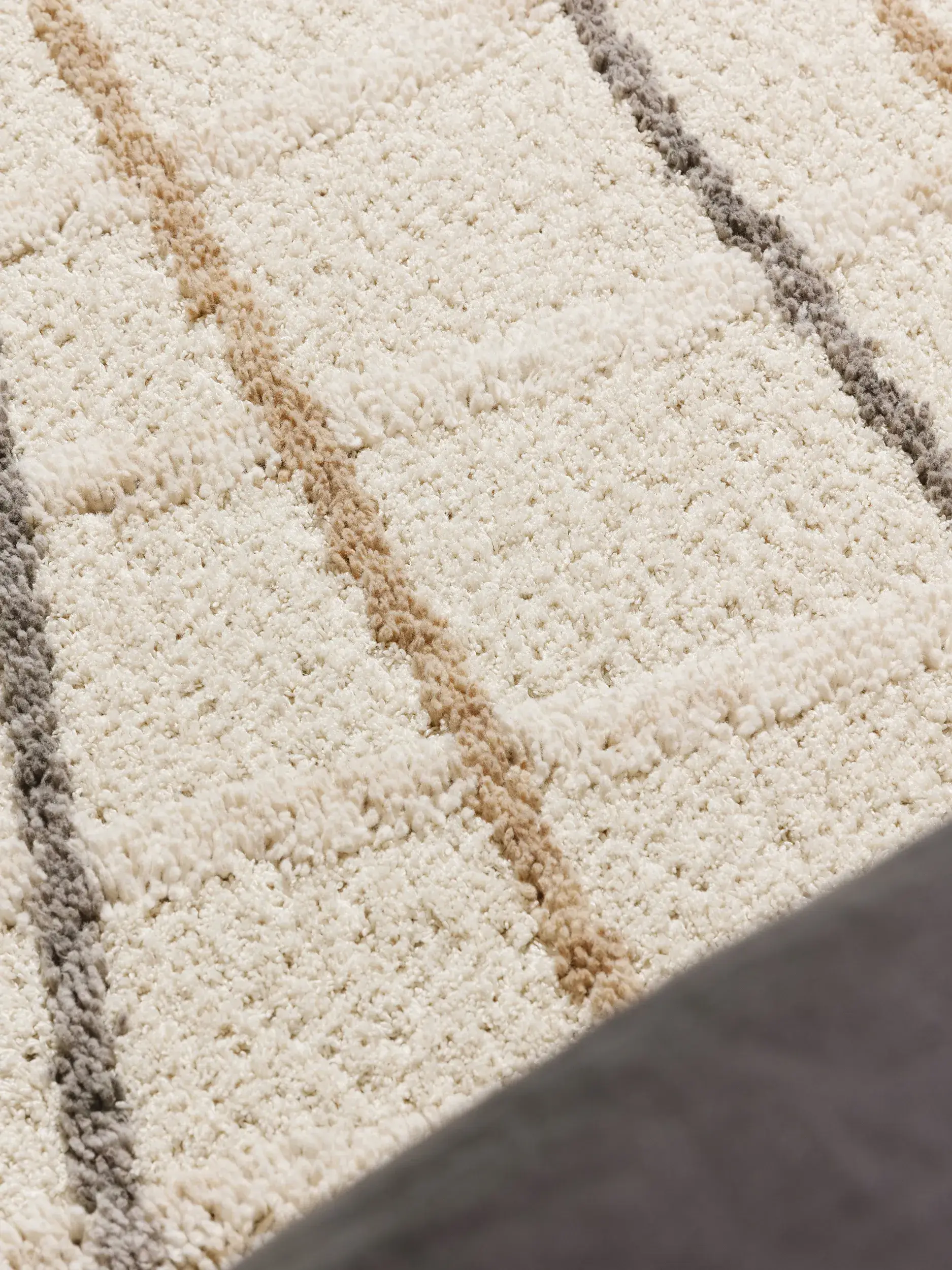 Rug made of 100% Polyester in White with a 100% Polyester high pile by benuta Pop