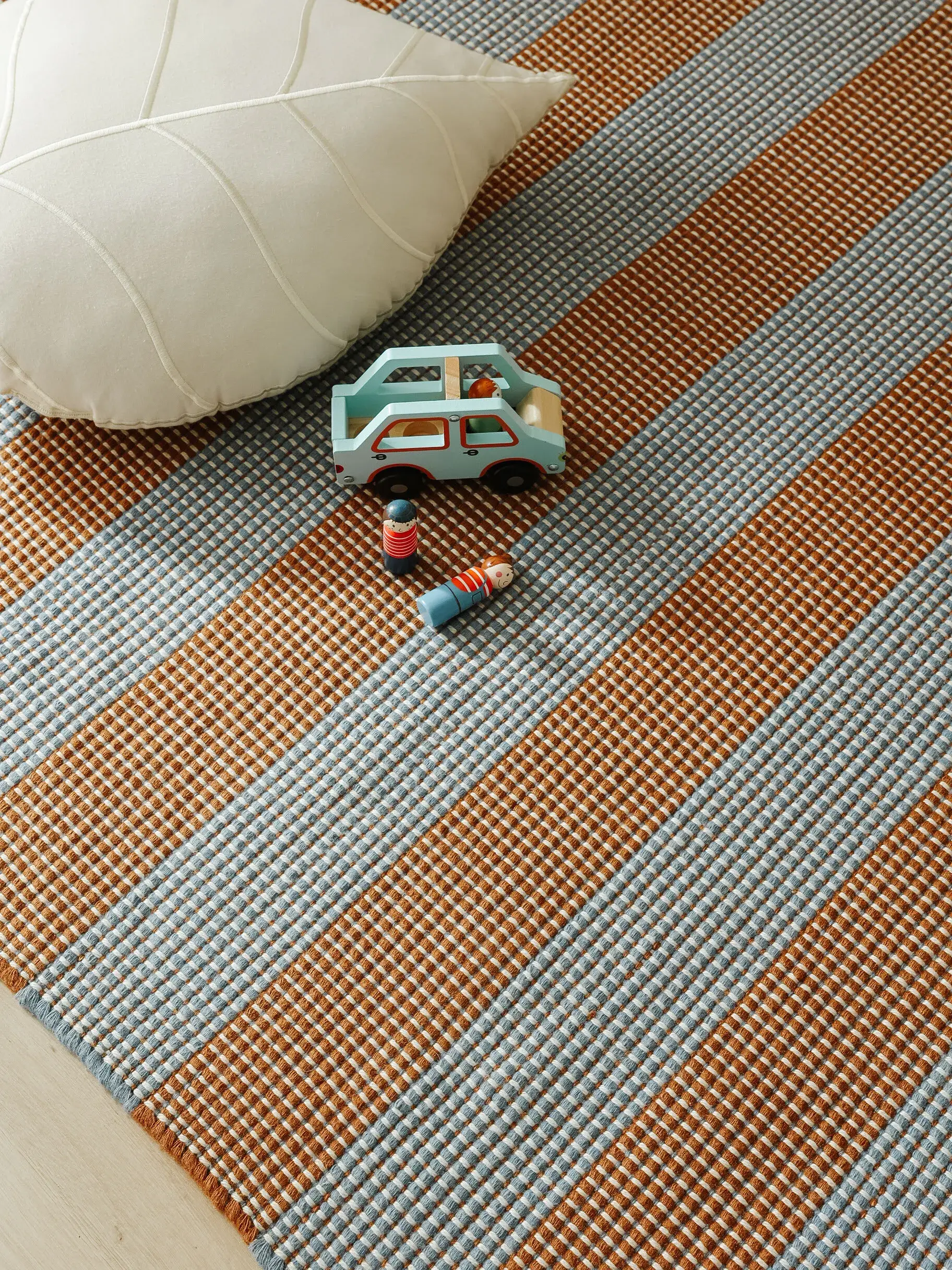 Rug made of 100% Polyester (recyceltes PET) in Multicolor with a 100% Polyester (recyceltes PET) high pile by Lytte