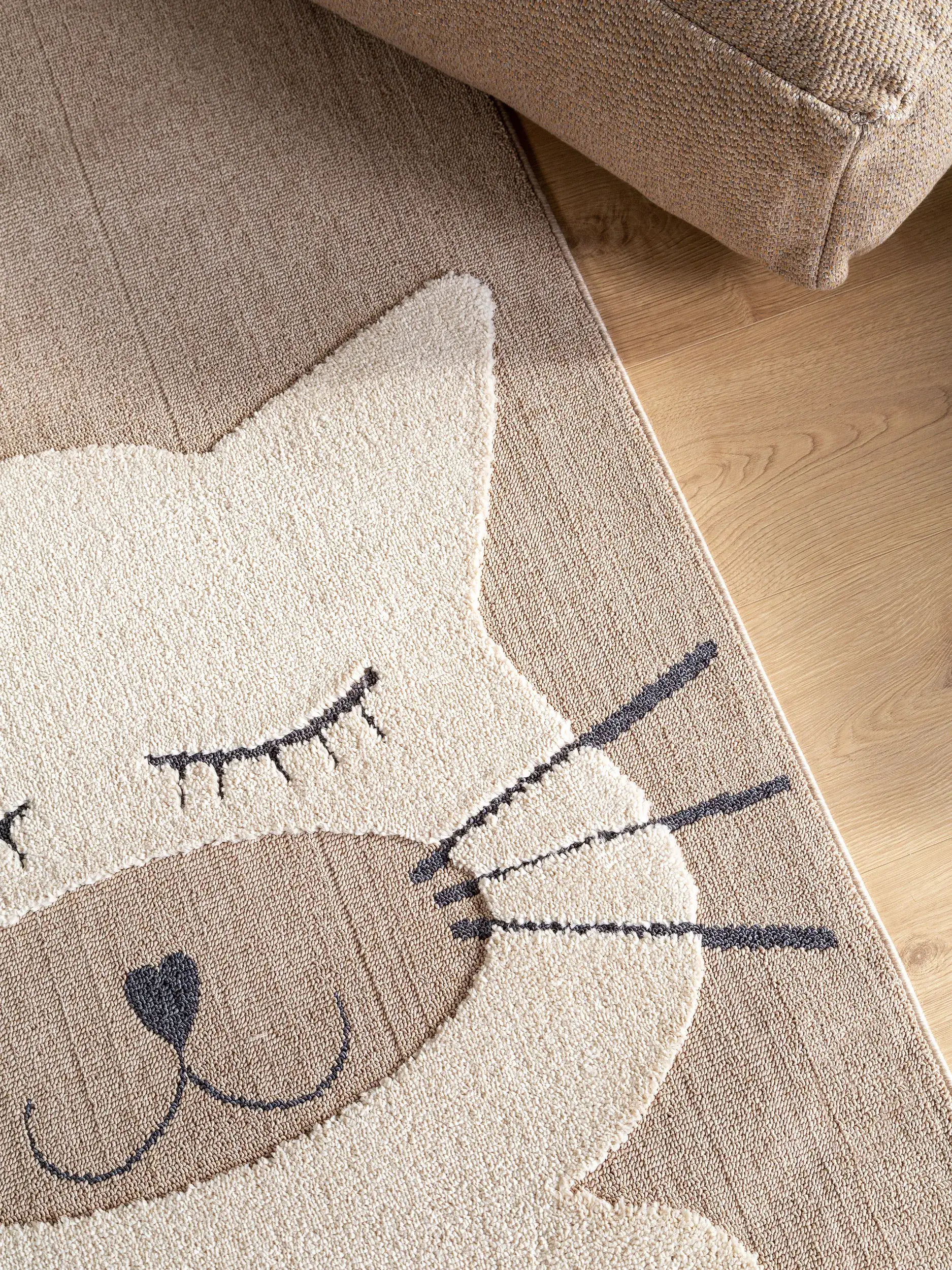 Rug made of 100% Polyester in Beige with a 100% Polyester high pile by Lytte