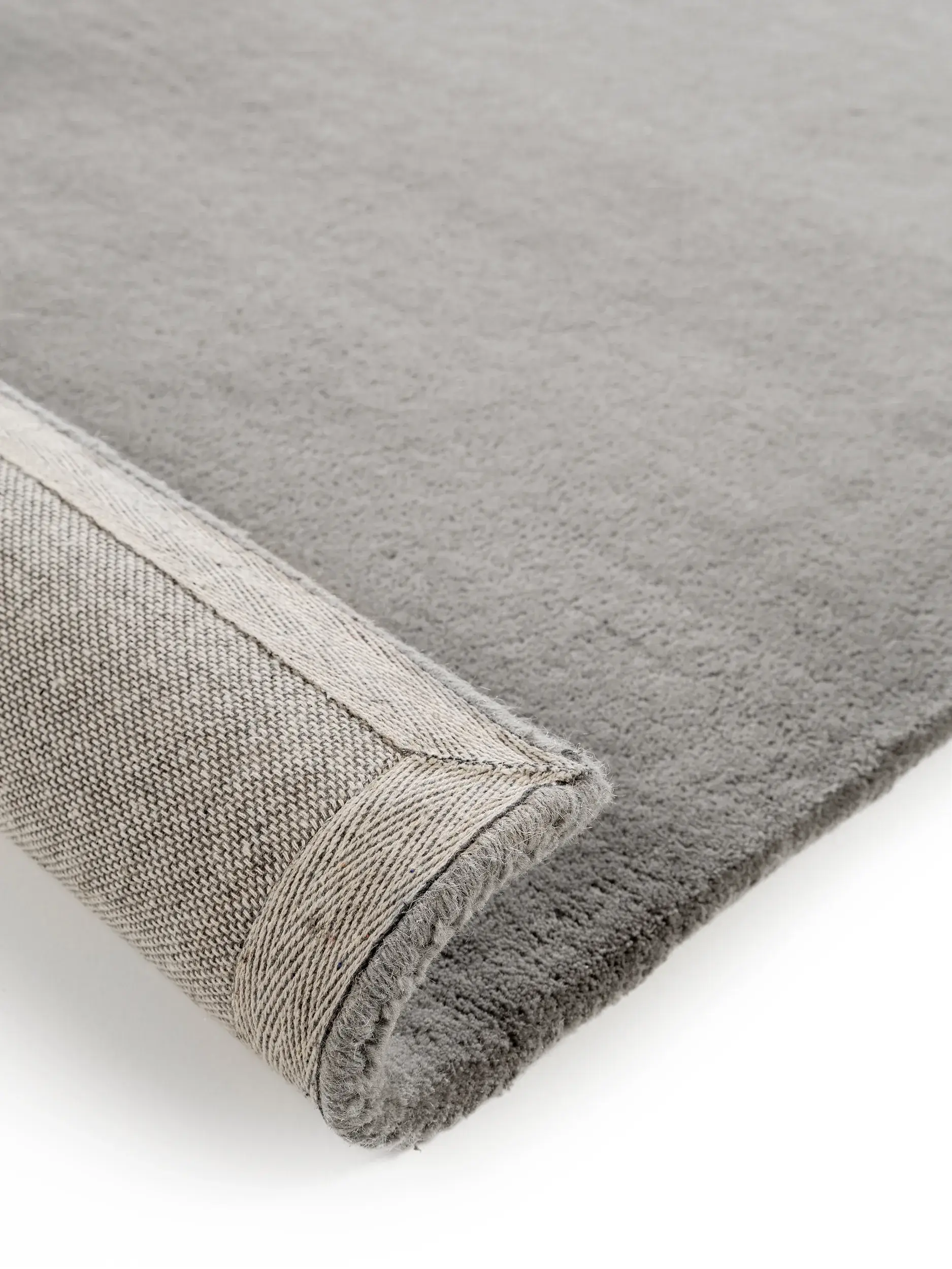 Teppich aus 100% Wolle in Grau mit 100% Wolle hohem Flor von benuta Nest