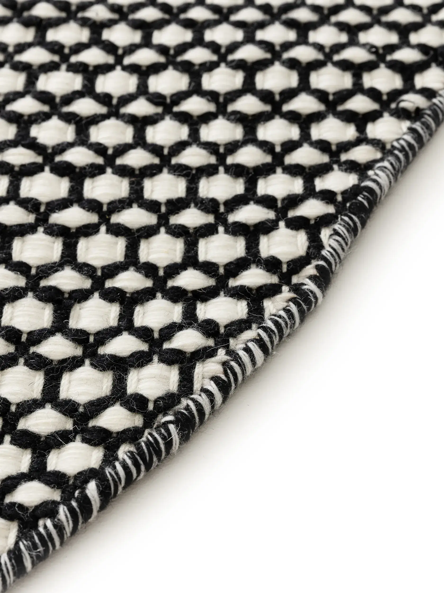 Teppich aus 100% Wolle (aus Neuseeland) in Schwarz mit 100% Wolle (aus Neuseeland) hohem Flor von benuta Finest