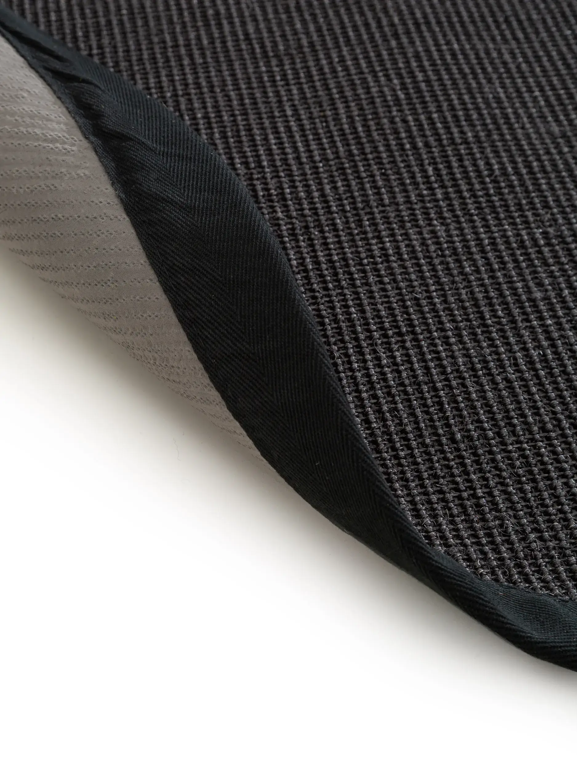 Teppich aus 100% Sisal in Schwarz mit 100% Sisal hohem Flor von benuta Nest