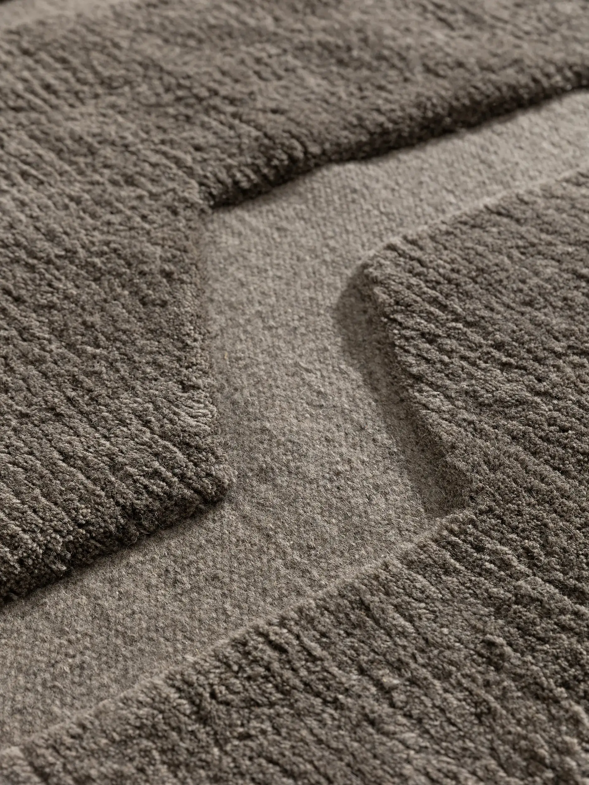 Rug made of 100% Wolle (aus Neuseeland) in Grau with a 100% Wolle (aus Neuseeland) high pile by benuta Finest