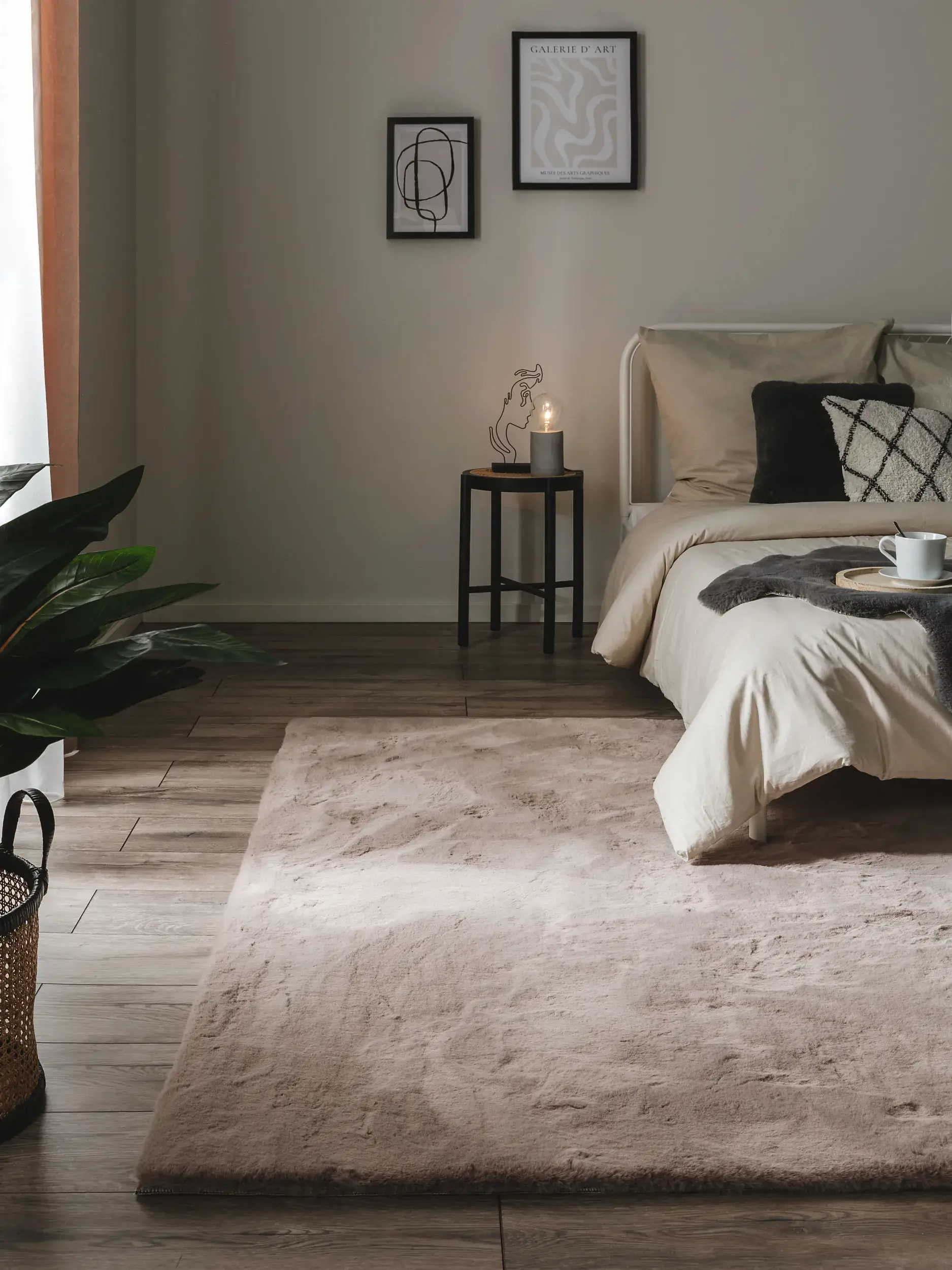 Teppich aus 100% Polyester in Taupe mit 100% Polyester hohem Flor von benuta Nest