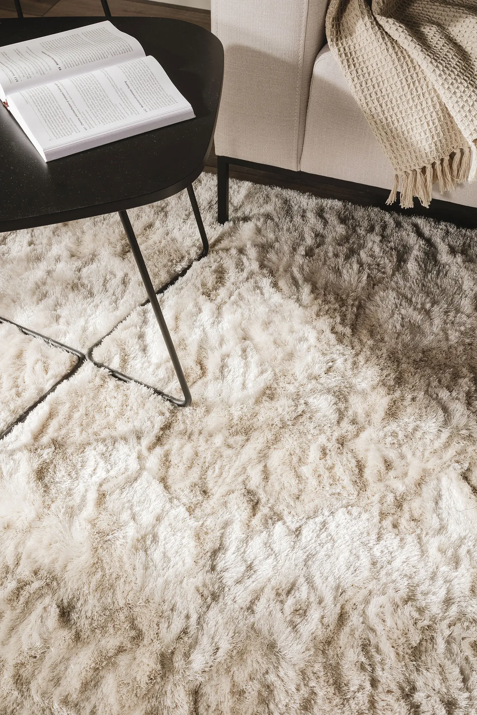 Teppich aus 100% Polyester in Beige mit 100% Polyester hohem Flor von benuta Nest