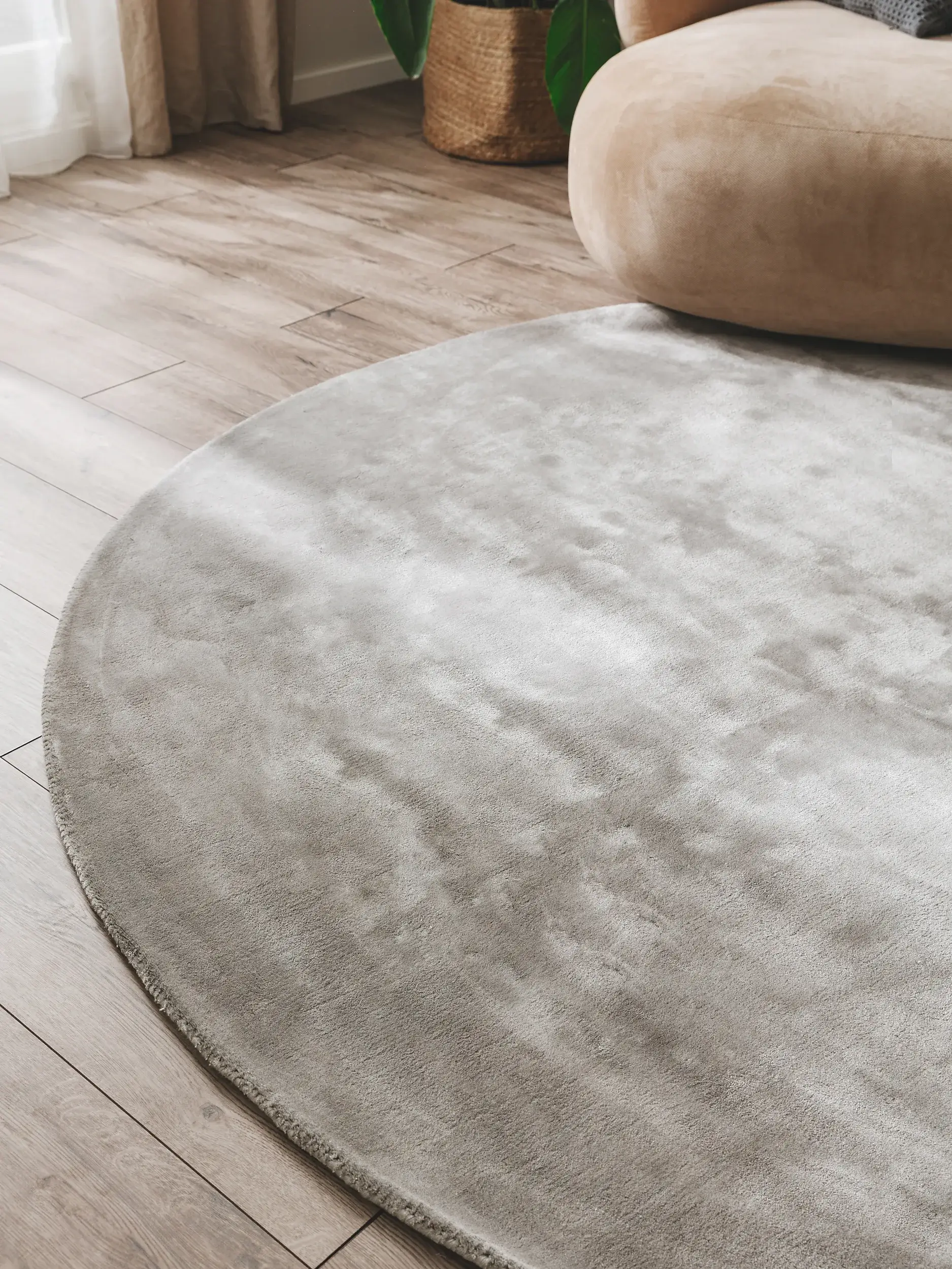 Teppich aus 100% Viskose in Grau mit 100% Viskose hohem Flor von benuta Pure