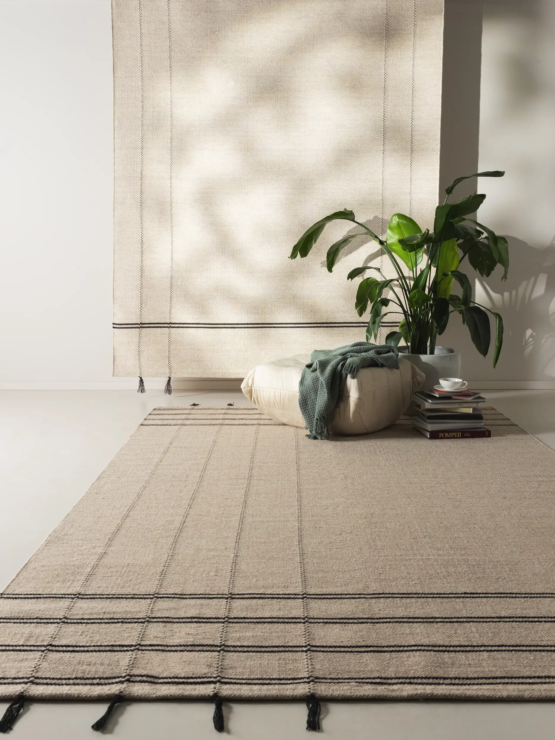 Teppich aus 70% Wolle, 30% Baumwolle in Schwarz mit 70% Wolle, 30% Baumwolle hohem Flor von benuta Pure