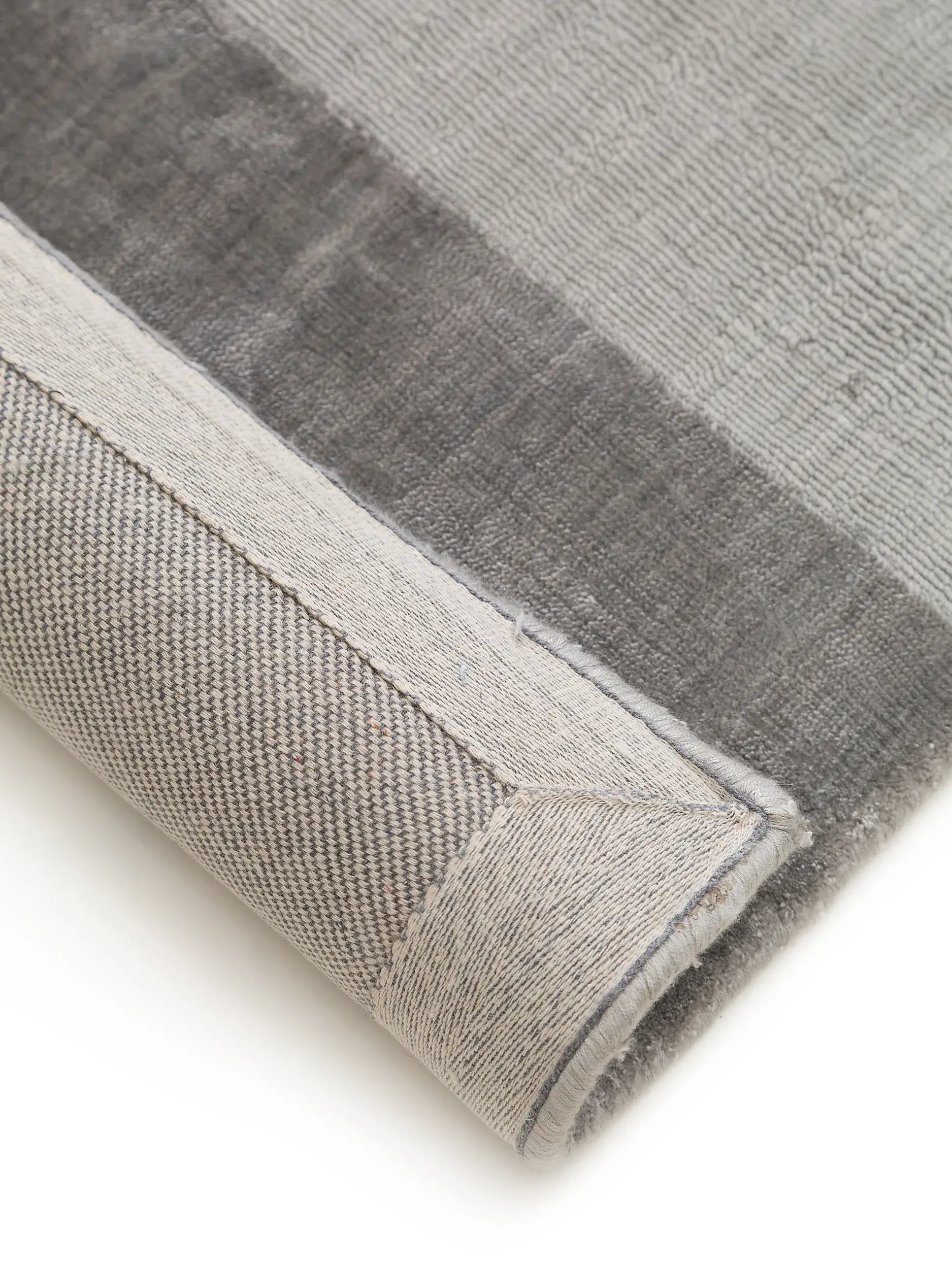 Vloerkleed Hudson van 100% Viscose in Grijs van benuta pure