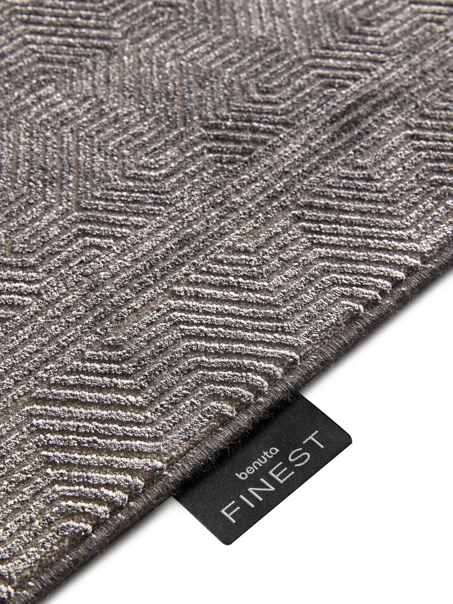 Teppich aus 60% Viskose, 40% Polyacryl (Chenille) in Grau mit 60% Viskose, 40% Polyacryl (Chenille) hohem Flor von benuta Finest