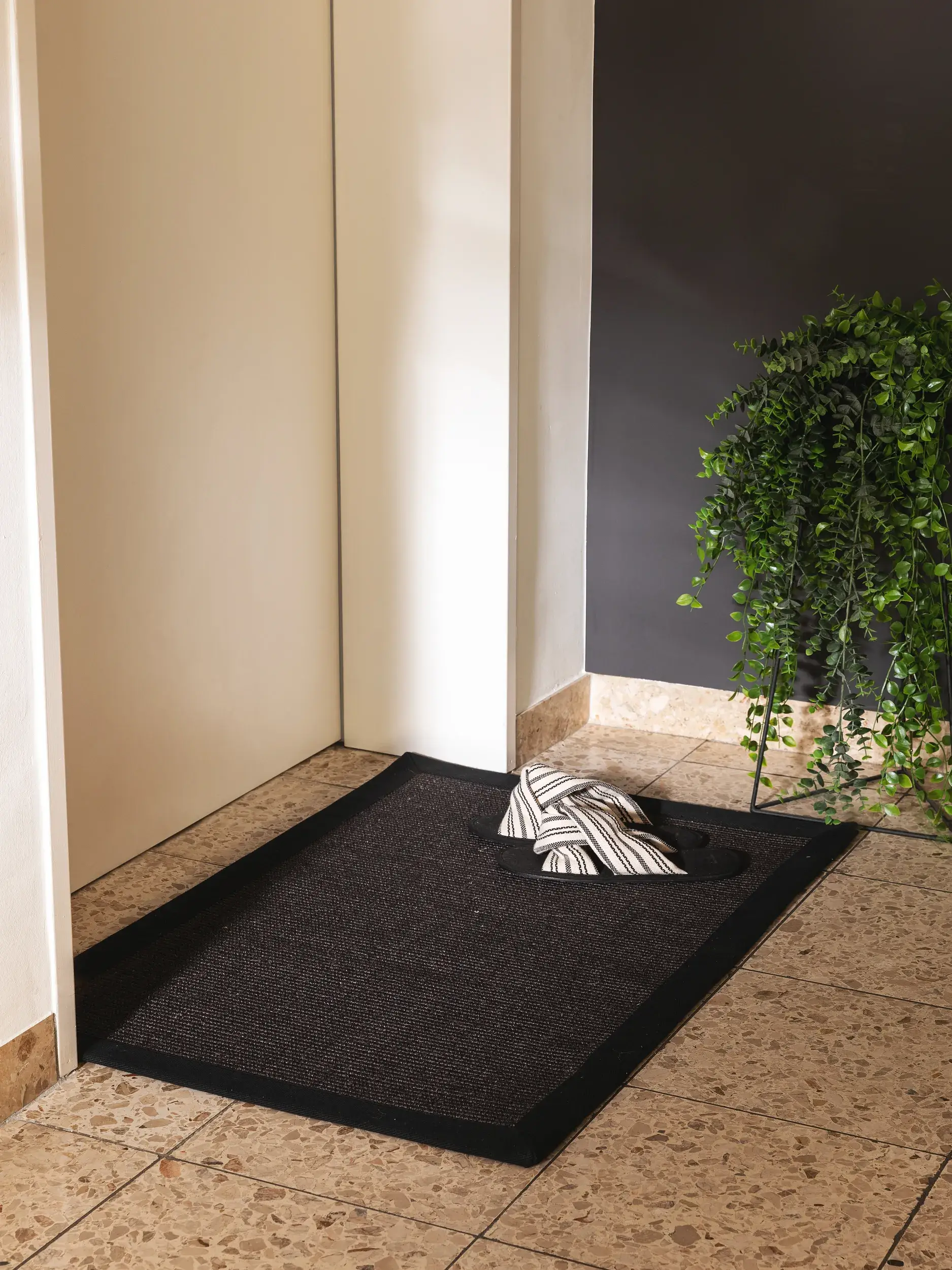 Fußmatte Sana Schwarz im Design Bordüre aus 100% Sisal von benuta Nest