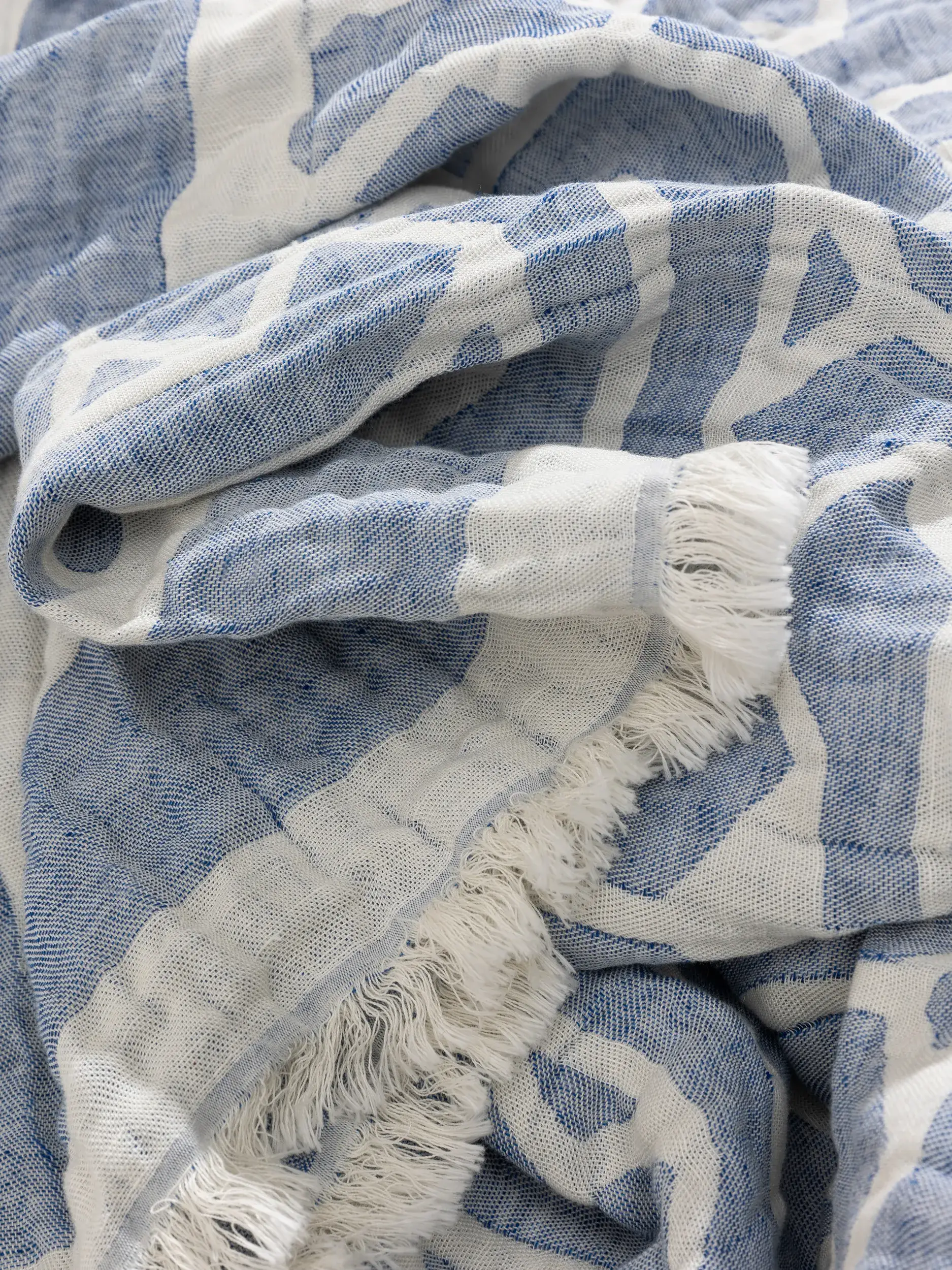 Plaid in misto lino Sabine Azzuro in Geometrico-ontwerp van 60% Cotone, 40% Lino door benuta pure