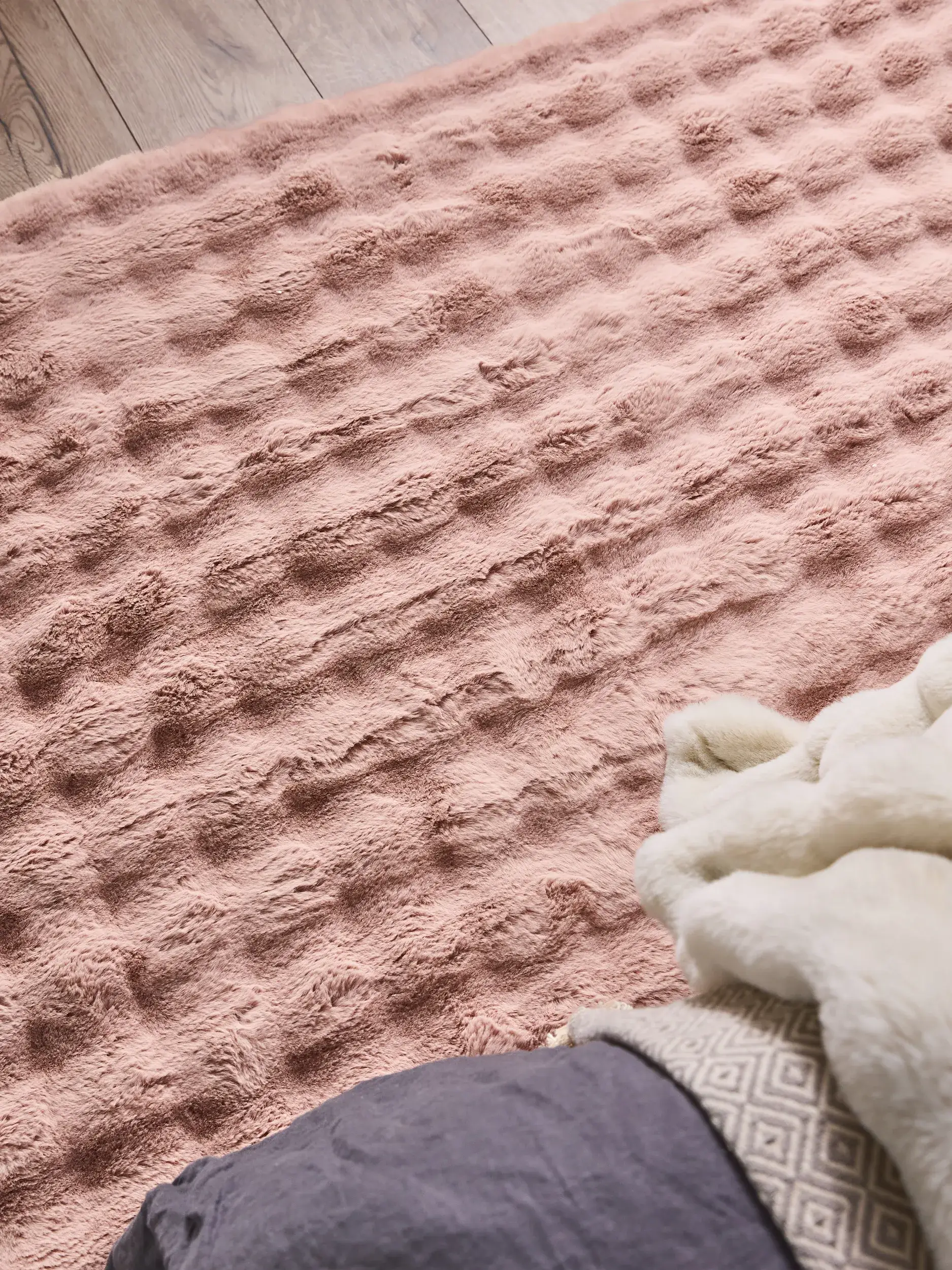 Rug made of 100% Polyester in Rosa with a 100% Polyester high pile by benuta Nest