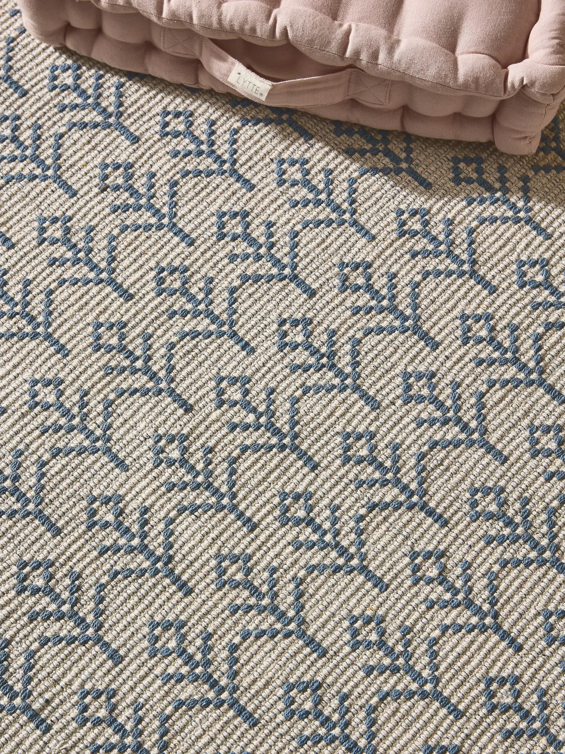 Tappeto di 60% Cotone (riciclato), 40% Poliestere in Azzurro con pelo alto 60% Cotone (riciclato), 40% Poliestere da Lytte