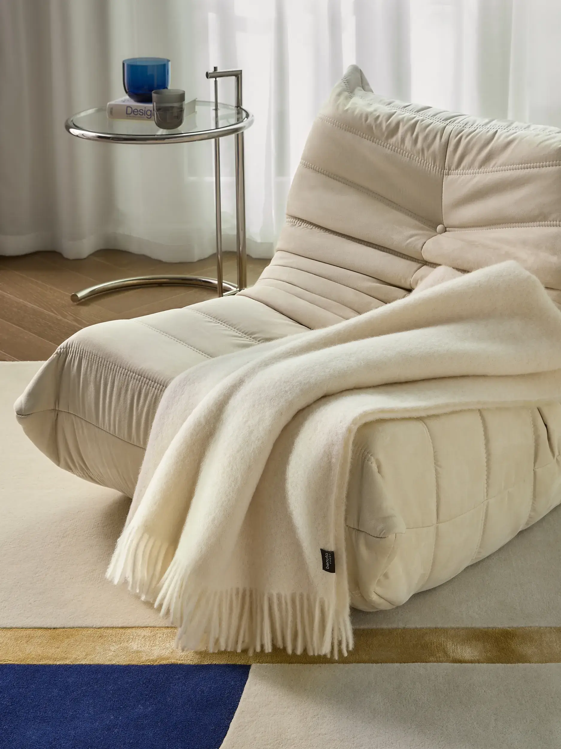 Otis Cremehvid fra benuta Finest