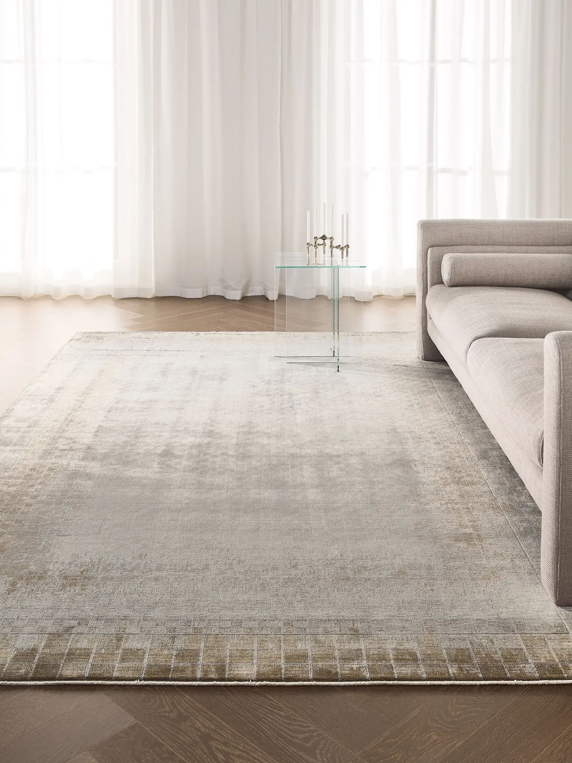 Teppich aus 60% Viskose, 40% Polyacryl (Chenille) in Grau mit 60% Viskose, 40% Polyacryl (Chenille) hohem Flor von benuta Finest