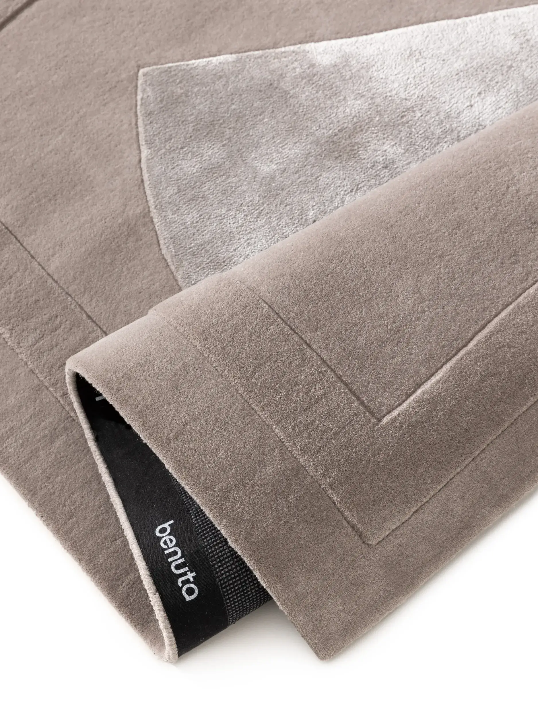 Teppich aus 75% Wolle, 25% Lyocell (Tencel™) in Taupe mit 75% Wolle, 25% Lyocell (Tencel™) hohem Flor von benuta Finest