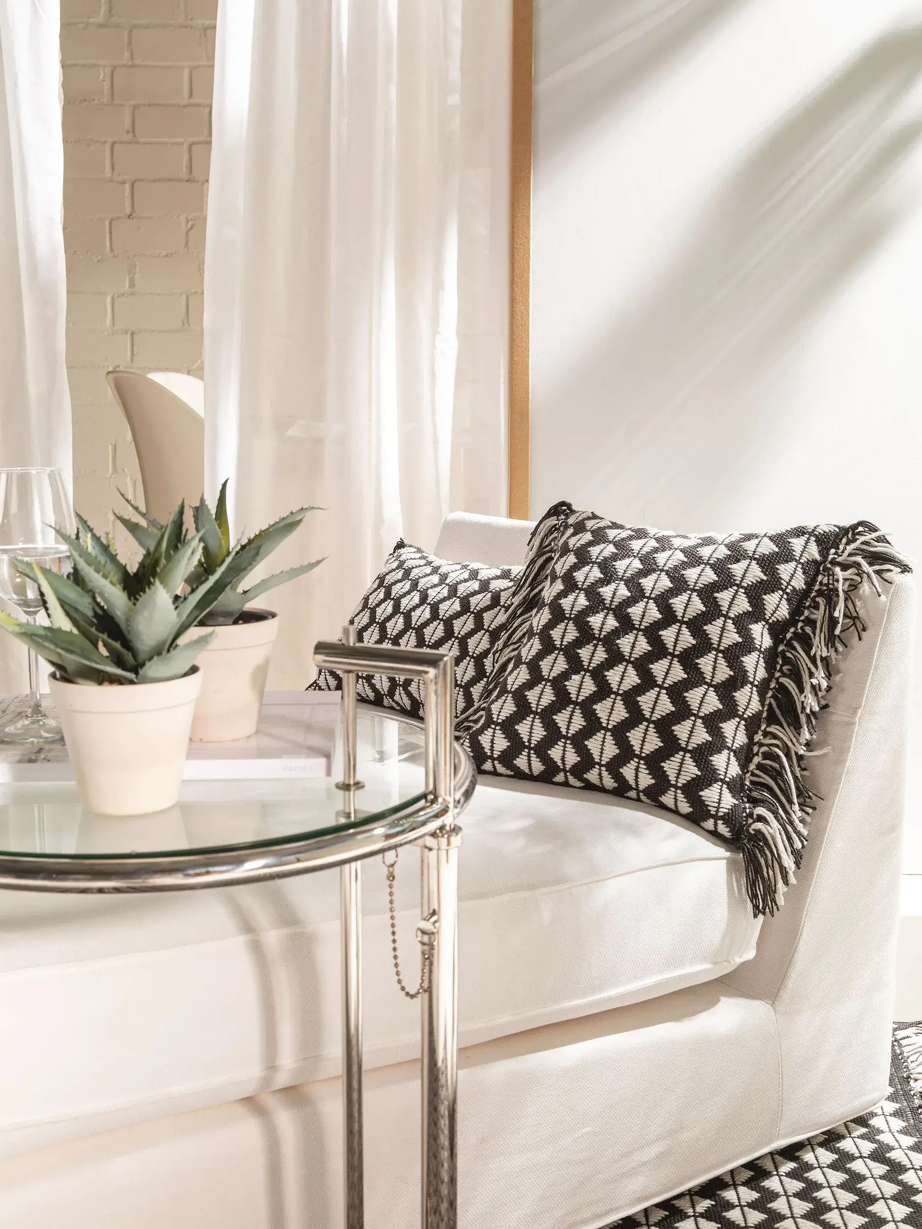 In- & Outdoor Kissen Morty Schwarz/Weiß im Design Geometrisch aus 100% Polyester (recyceltes PET) von benuta Pure