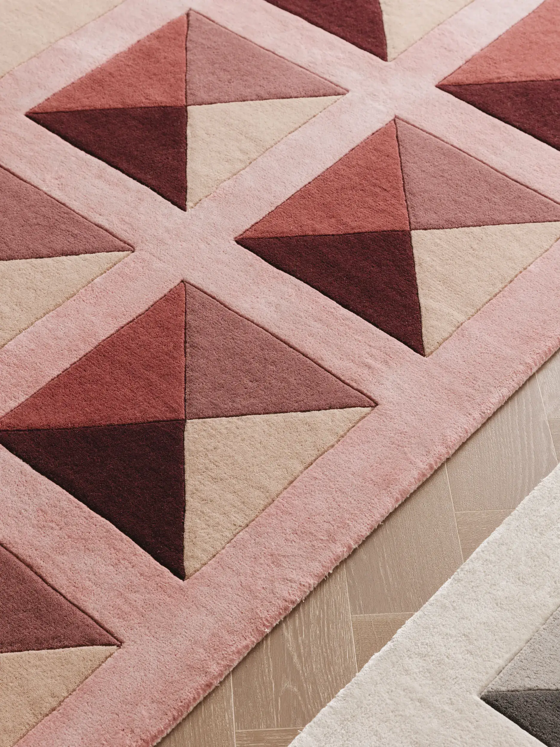 Teppich aus 60% Wolle, 40% Lyocell (Tencel™) in Rosa mit 60% Wolle, 40% Lyocell (Tencel™) hohem Flor von benuta Finest