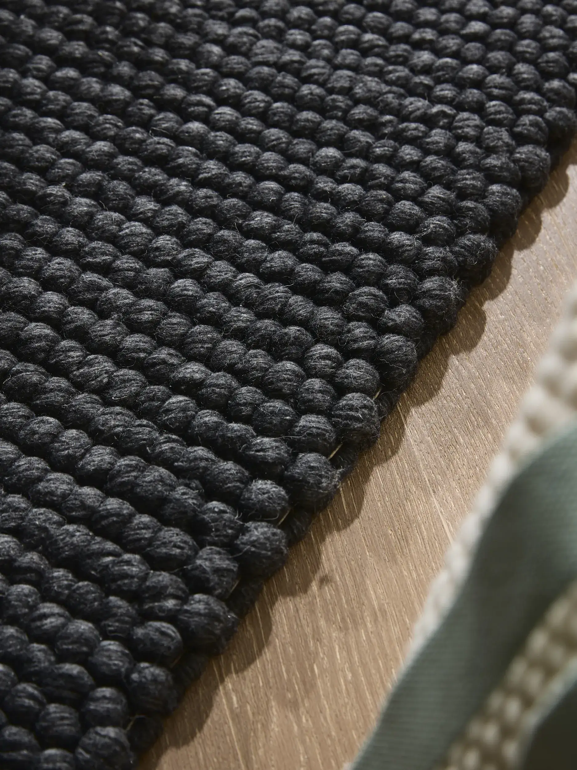 Teppich aus 70% Wolle, 30% Polyester in Grau mit 70% Wolle, 30% Polyester hohem Flor von benuta Pure