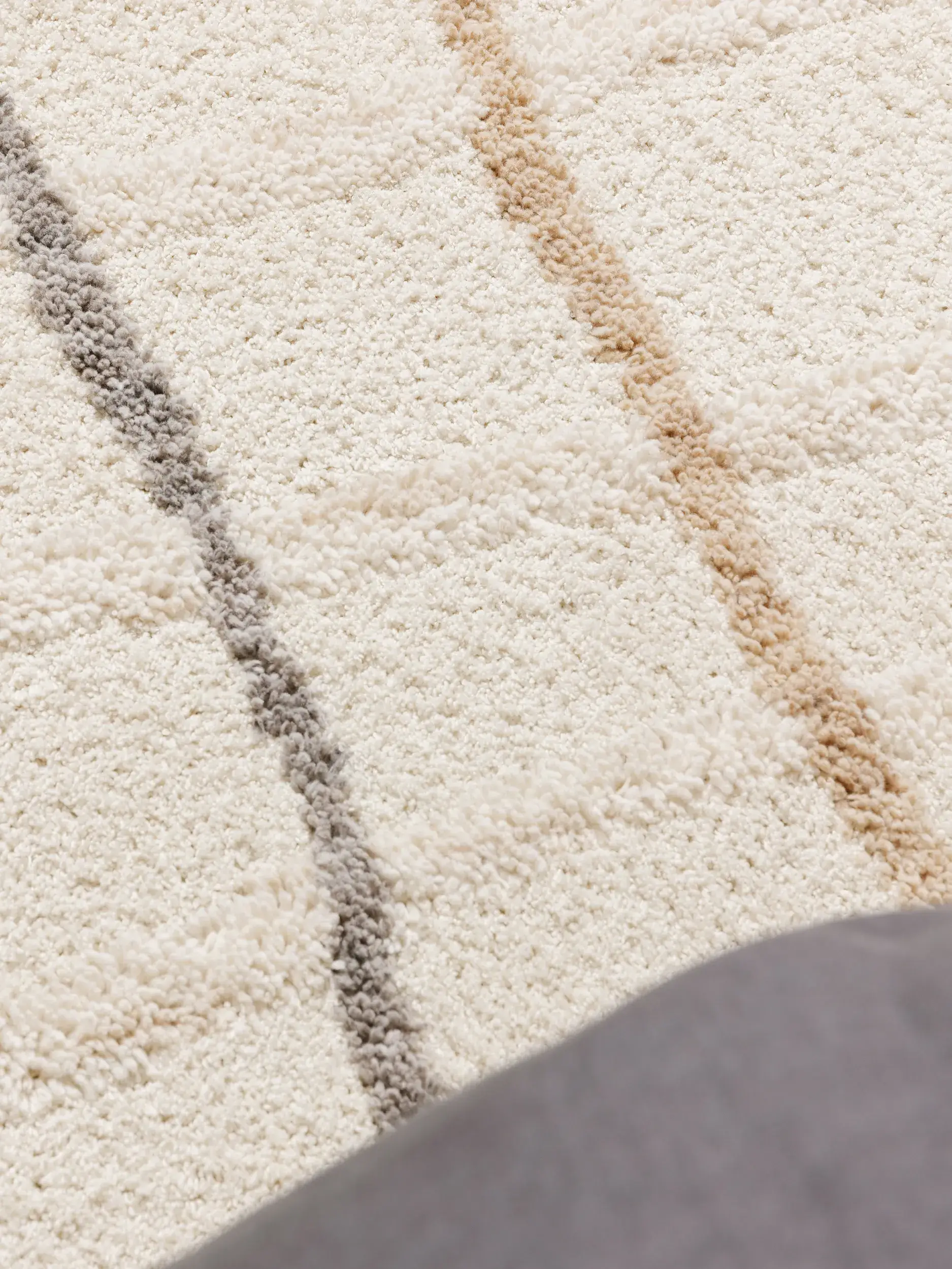 Rug made of 100% Polyester in White with a 100% Polyester high pile by benuta Pop