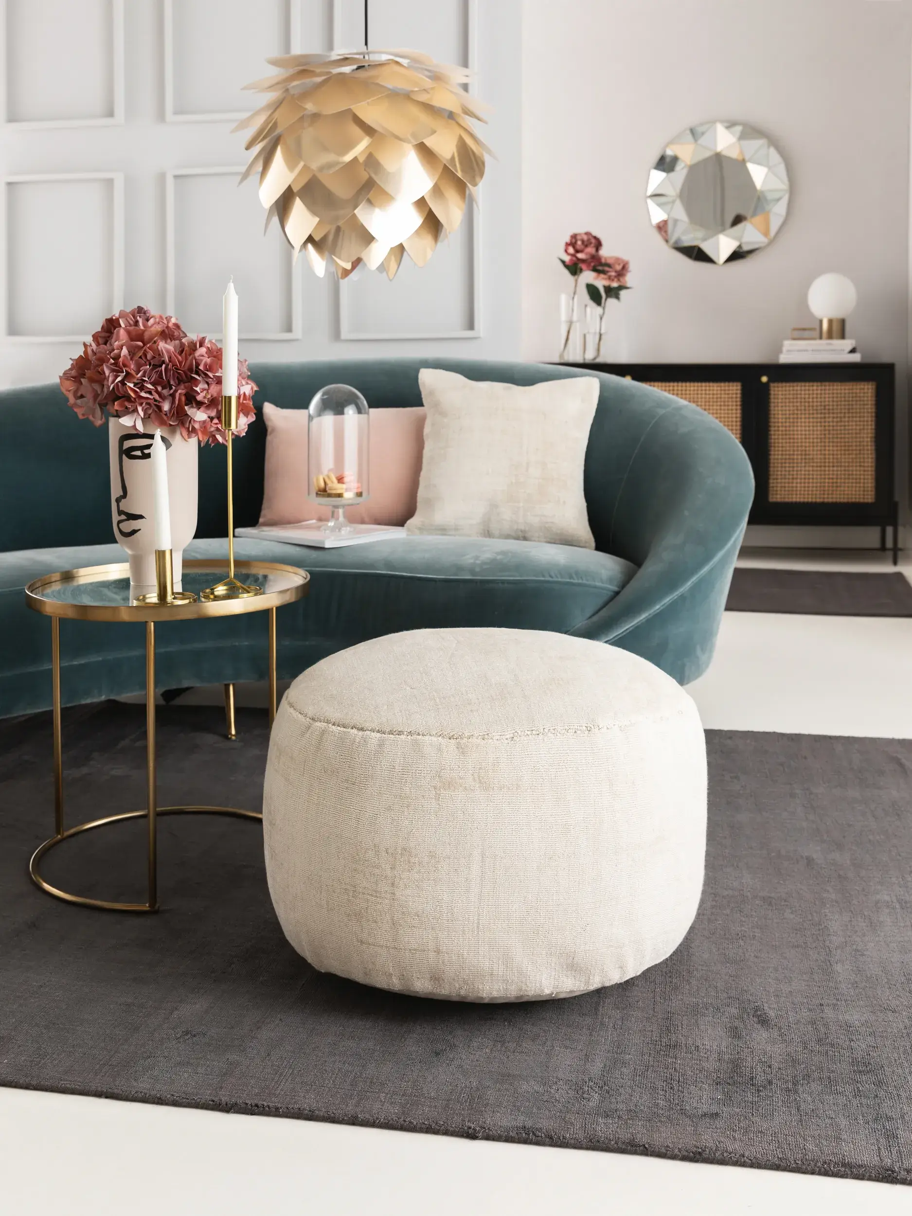 Pouf Nova Creme med Enfärgad-design i 100% Viskos från benuta pure