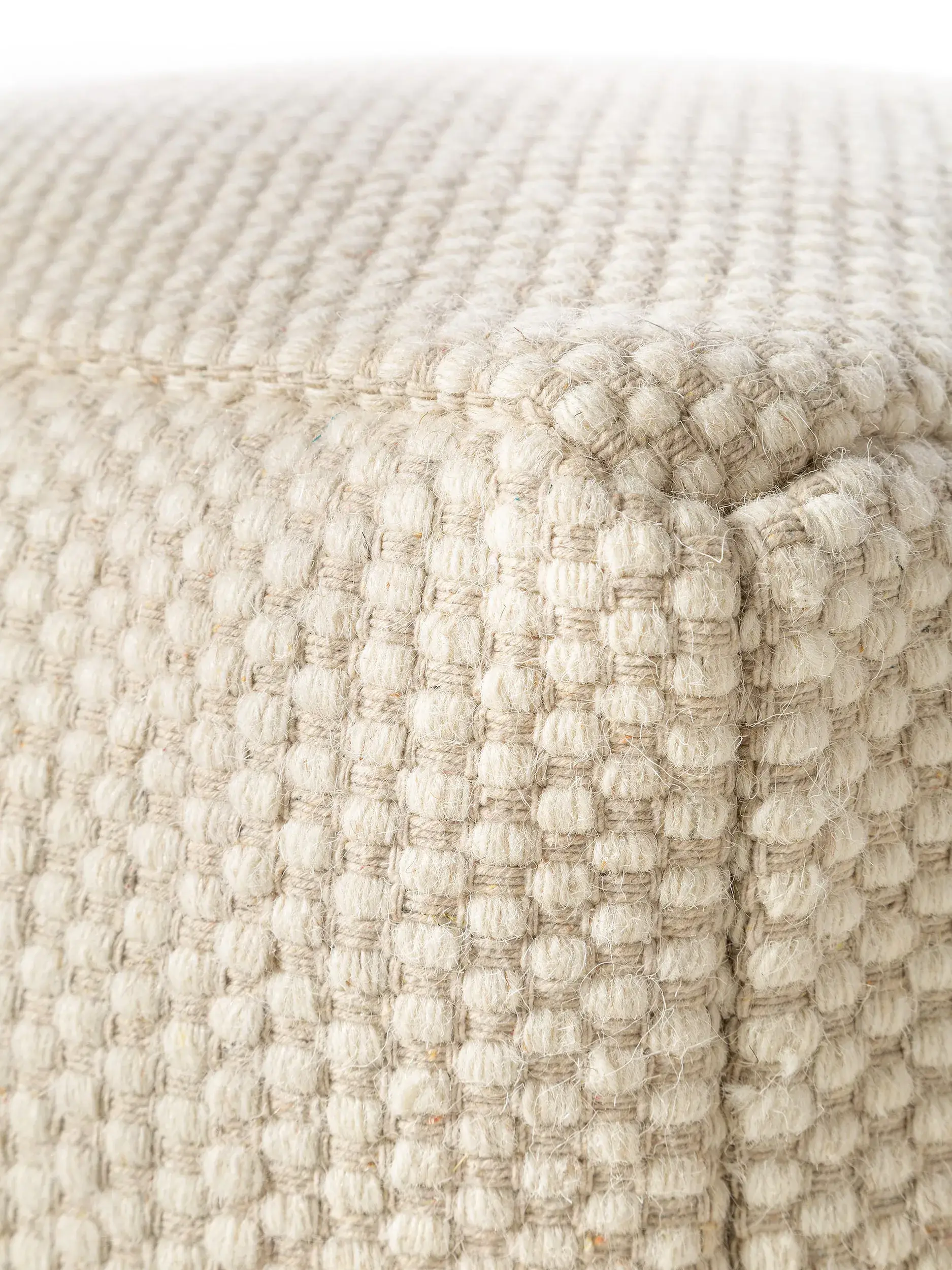 Handgefertigter Woll-Pouf Rocco Weiß in Einfarbig design made of 80% wool, 20% cotton by benuta Pure