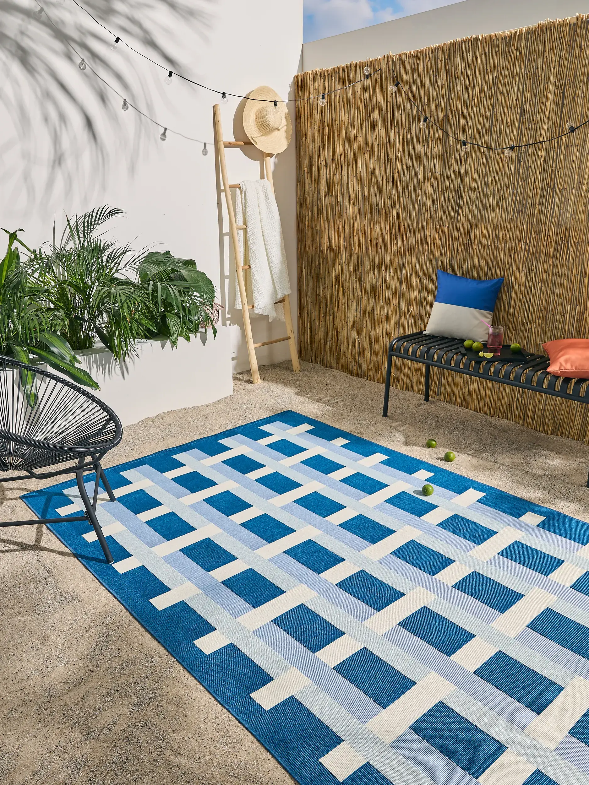 Teppich aus 76% Polypropylen, 23% Polyester, 1% Latex in Blau mit 76% Polypropylen, 23% Polyester, 1% Latex hohem Flor von benuta Pop