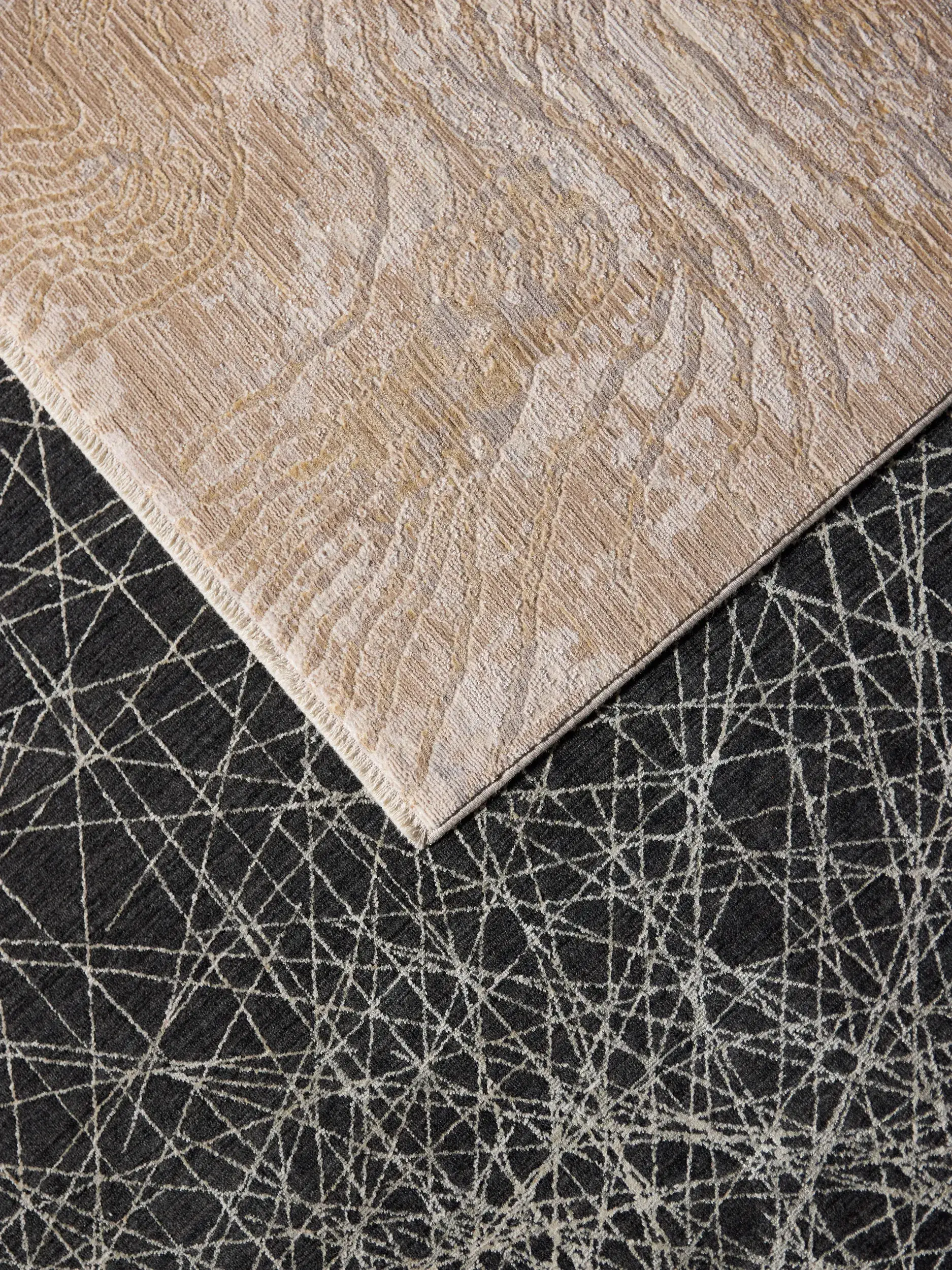 Teppich Nero aus 85% Polyester, 15% Viskose in Beige von benuta Finest