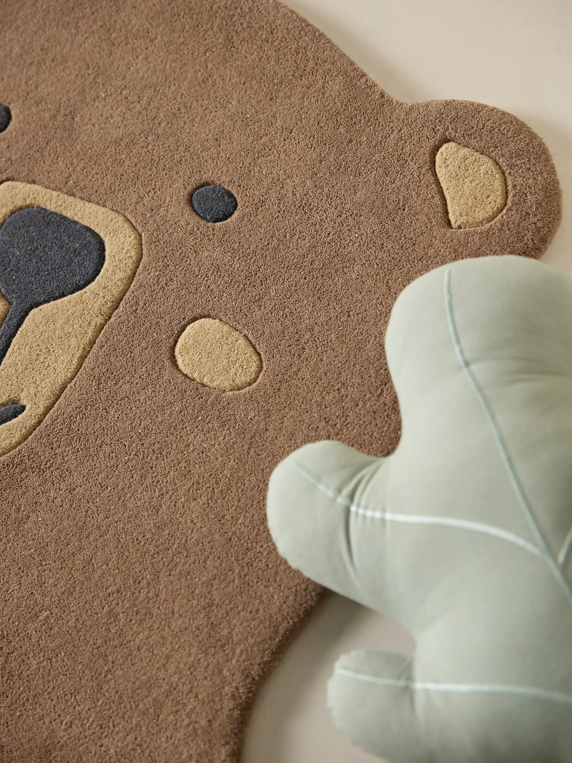 Rug made of 100% Wool in Brown with a 100% Wool high pile by Lytte