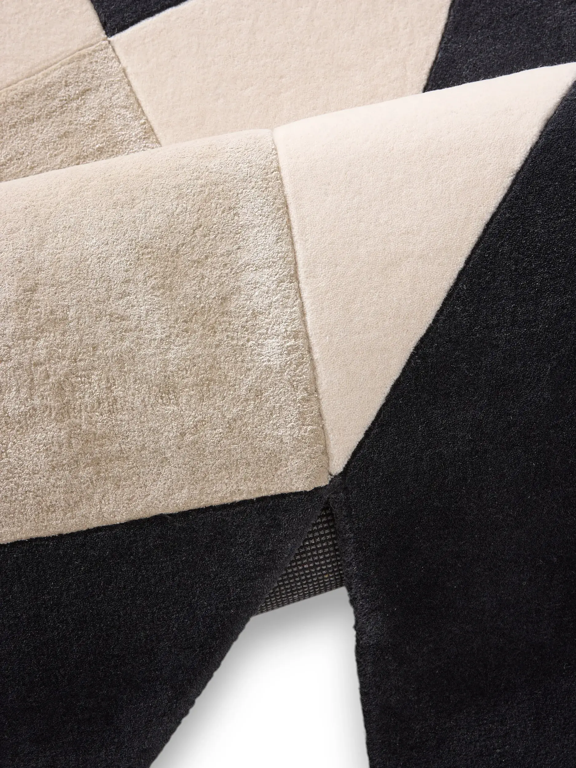 Matto 70% Villa, 30% Lyocell (Tencel™)a värissä Musta/valkoinen 70% Villa, 30% Lyocell (Tencel™) korkealla nukalla merkiltä benuta Finest