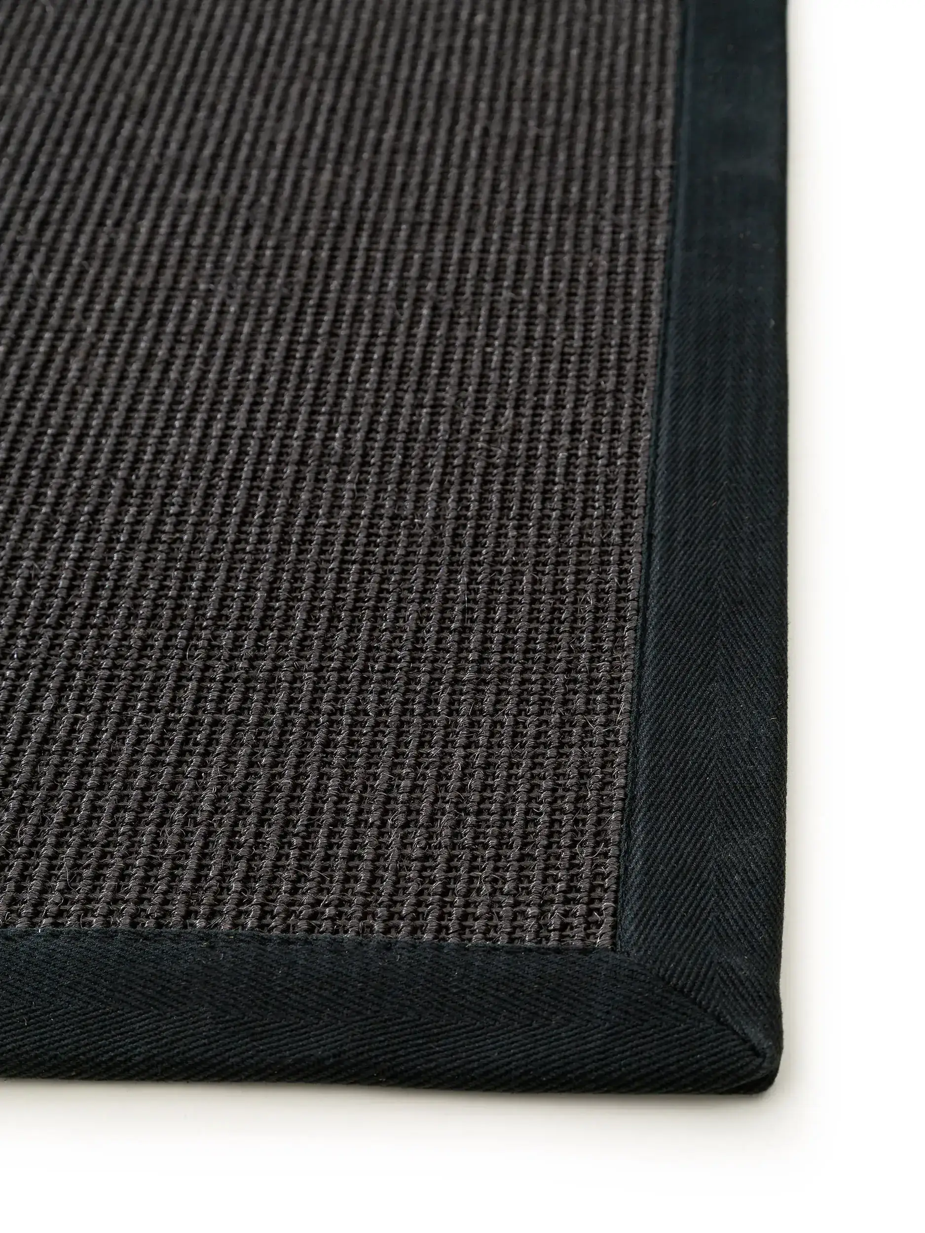 Fußmatte Sana Schwarz im Design Bordüre aus 100% Sisal von benuta Nest