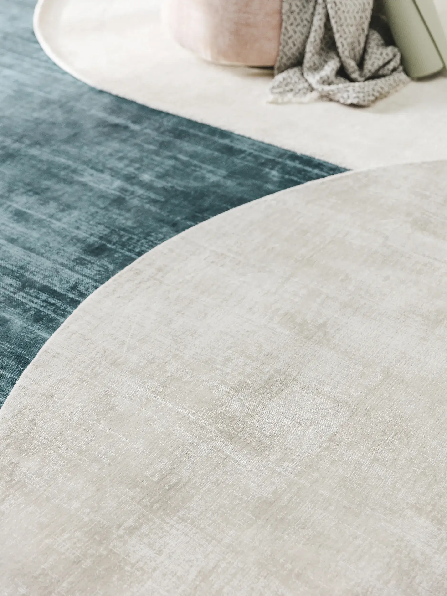 Teppich aus 100% Viskose in Grau mit 100% Viskose hohem Flor von benuta Pure