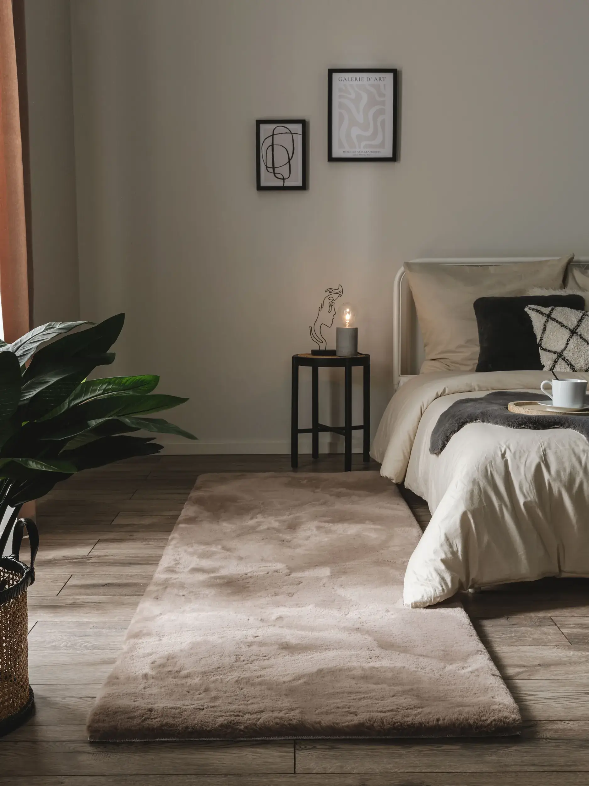 Teppich aus 100% Polyester in Taupe mit 100% Polyester hohem Flor von benuta Nest