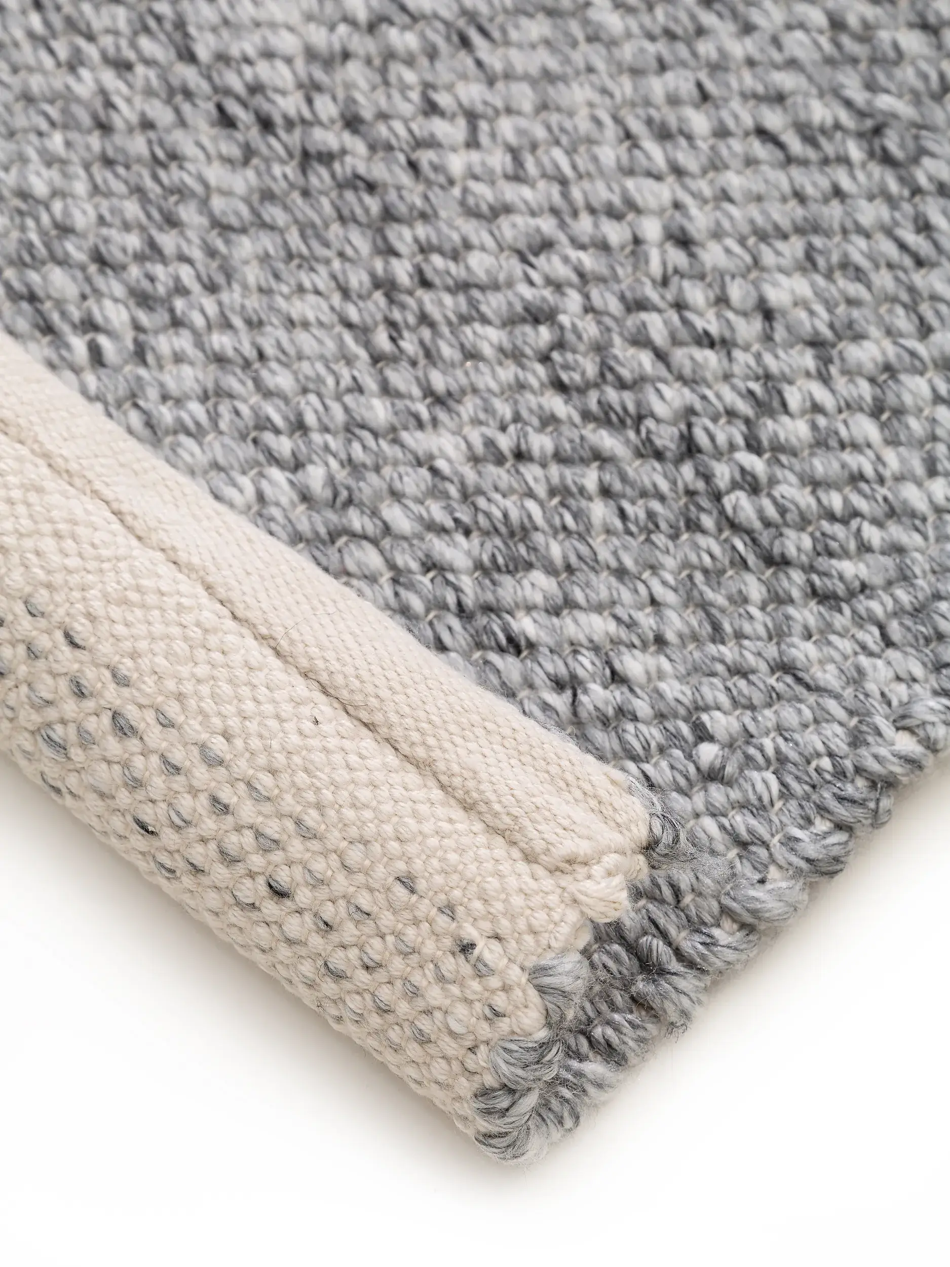 Matto 100% Polyester (recyceltes PET)a värissä Grau 100% Polyester (recyceltes PET) korkealla nukalla merkiltä benuta Pure