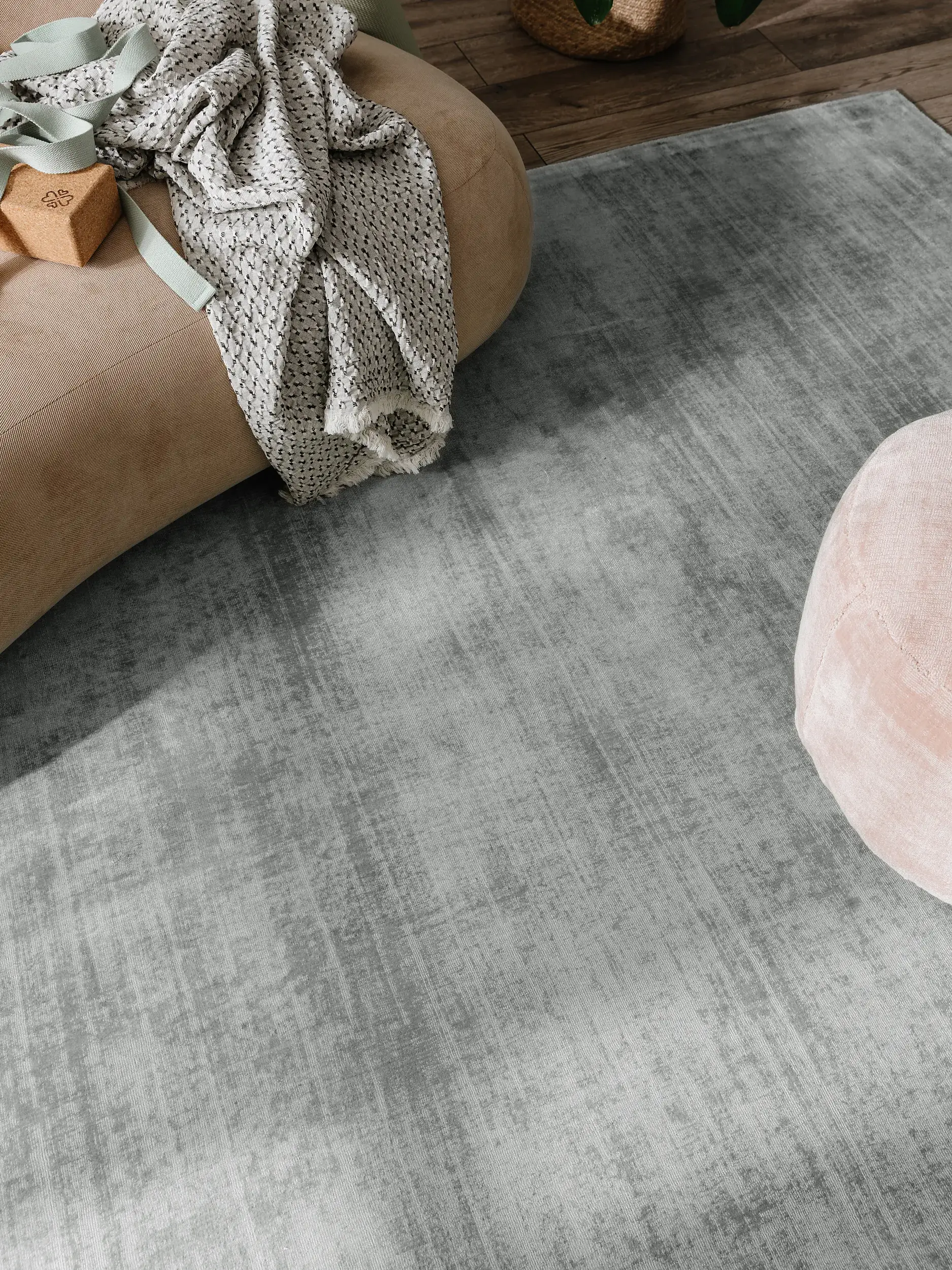 Tappeto di 100% Viscosa in Grigio con pelo alto 100% Viscosa da benuta pure