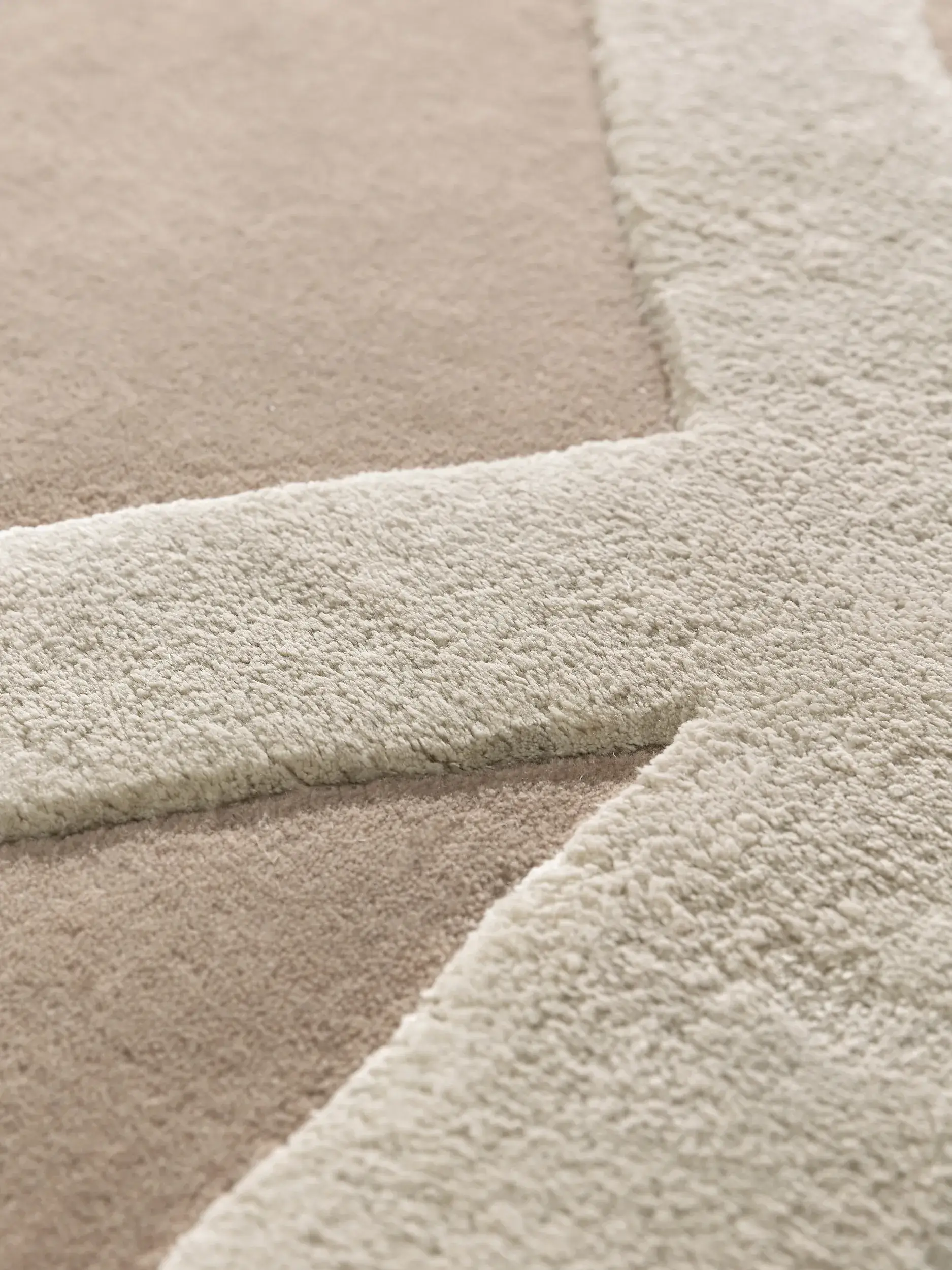 Rug made of 60% Wolle, 40% Lyocell (Tencel™) in Beige with a 60% Wolle, 40% Lyocell (Tencel™) high pile by benuta Finest