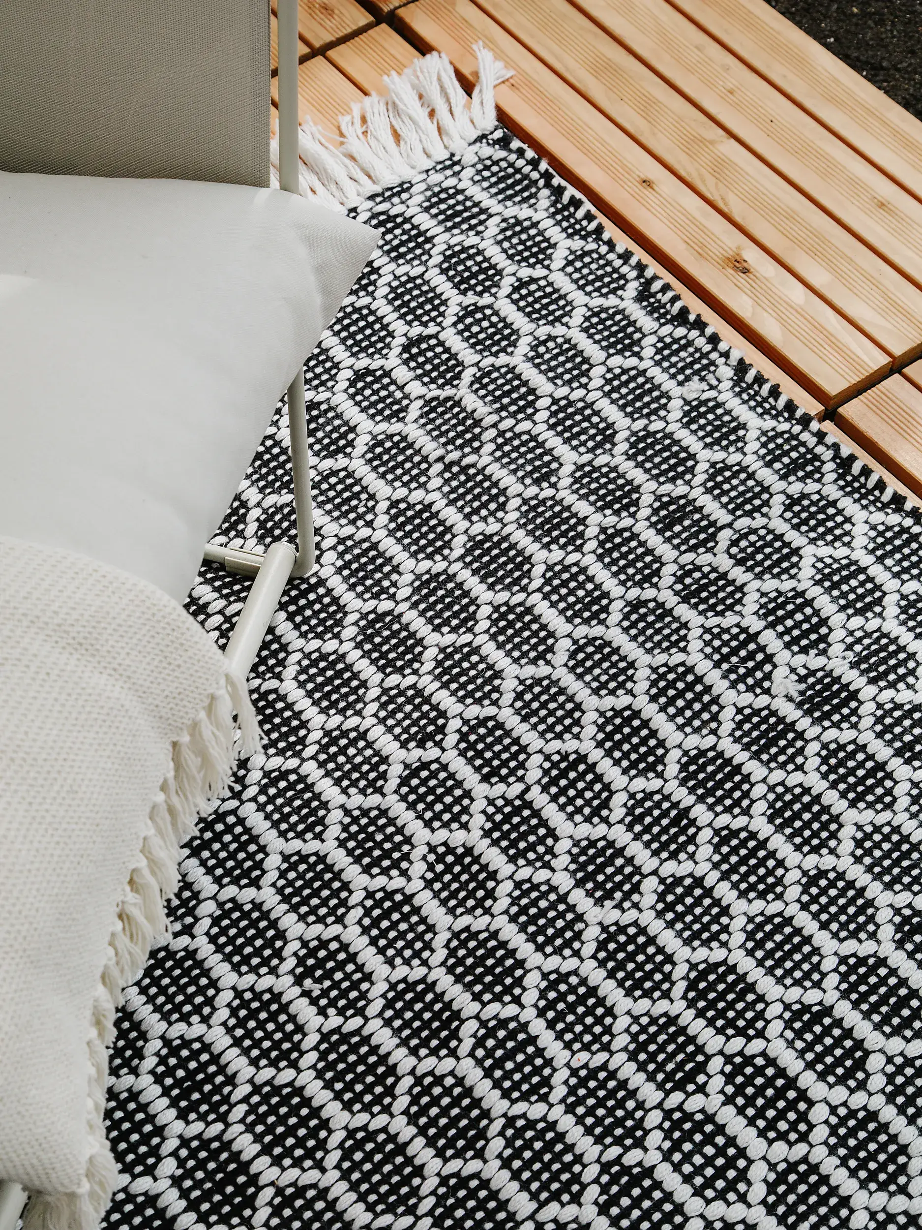 Tapijt van 100% Polyester (gerecycled PET) in Zwart/Wit met een 100% Polyester (gerecycled PET) hoge pool van benuta pure