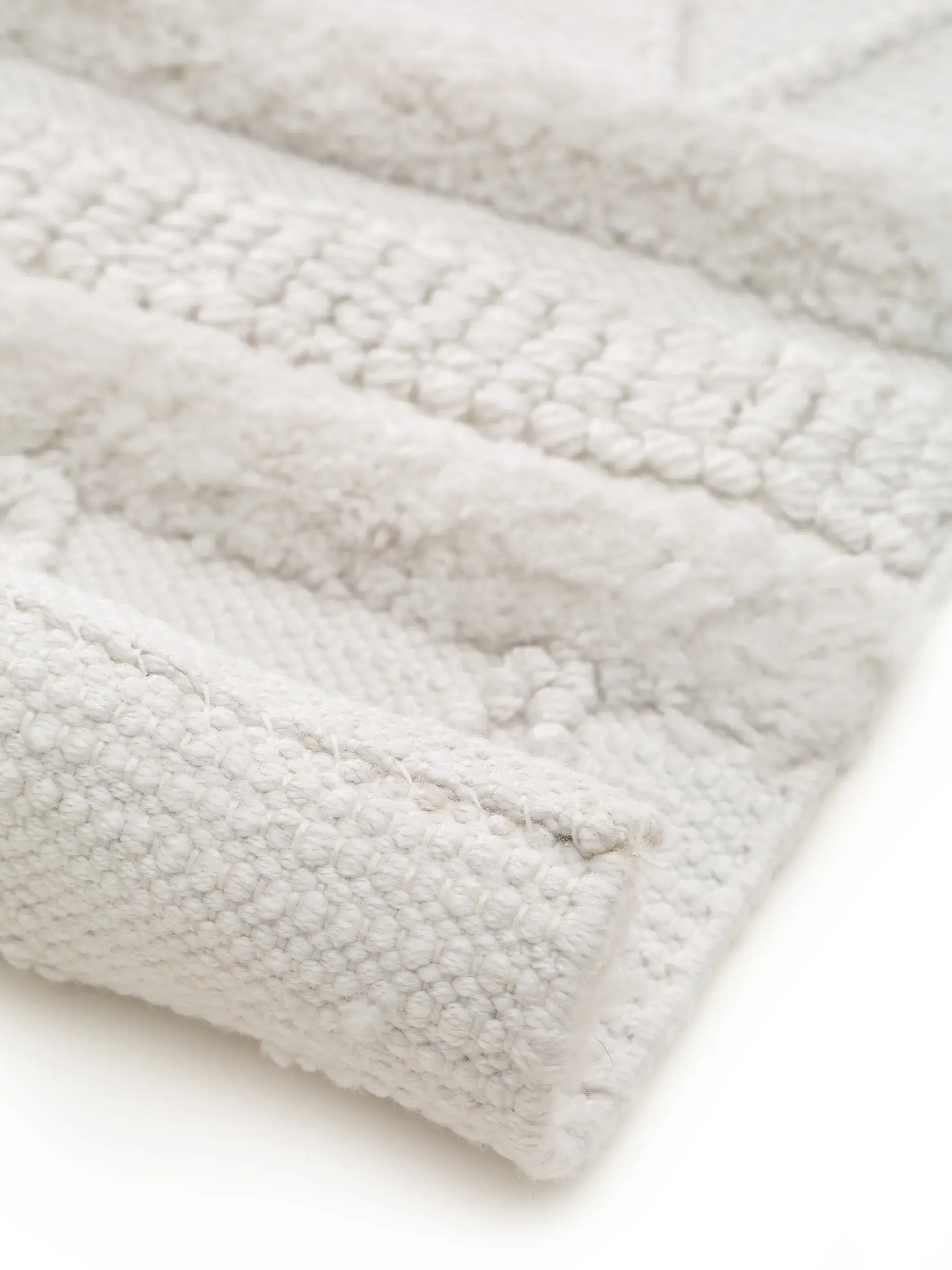 Tæppe af 100% Polyester (genanvendt PET) i Hvid med 100% Polyester (genanvendt PET) høj luv fra benuta pure